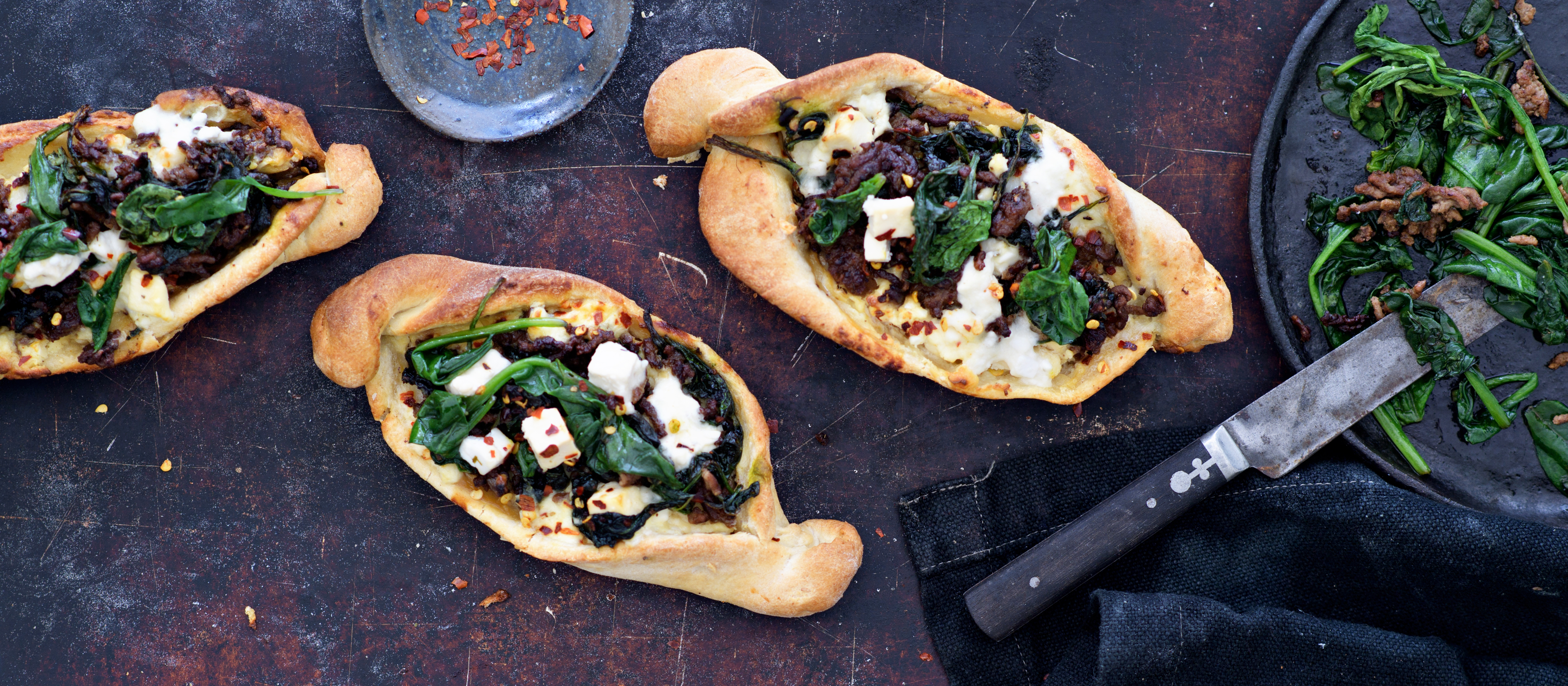 Turkkilainen liha-pinaattipide eli pizzaleipä