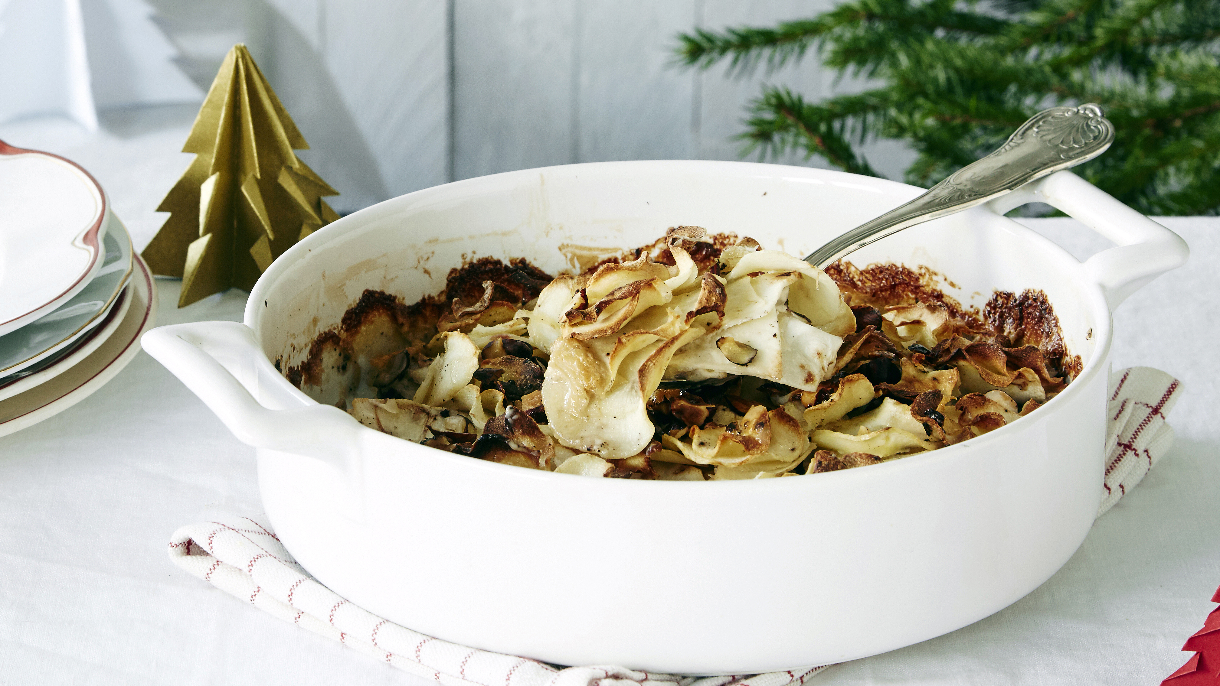 Pähkinäinen juureslaatikko