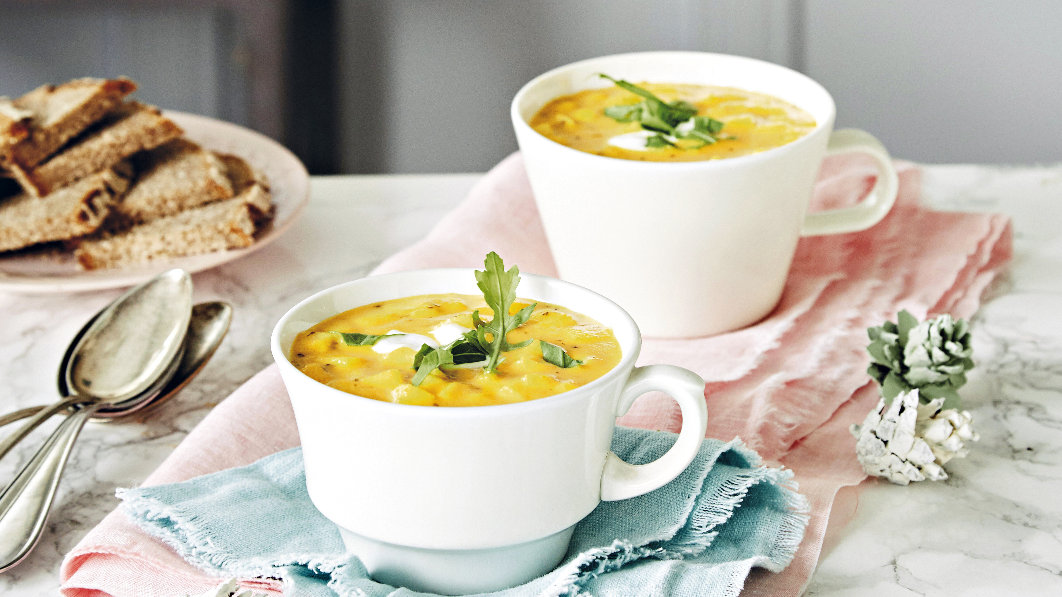 Helppo omena-juuressosekeitto