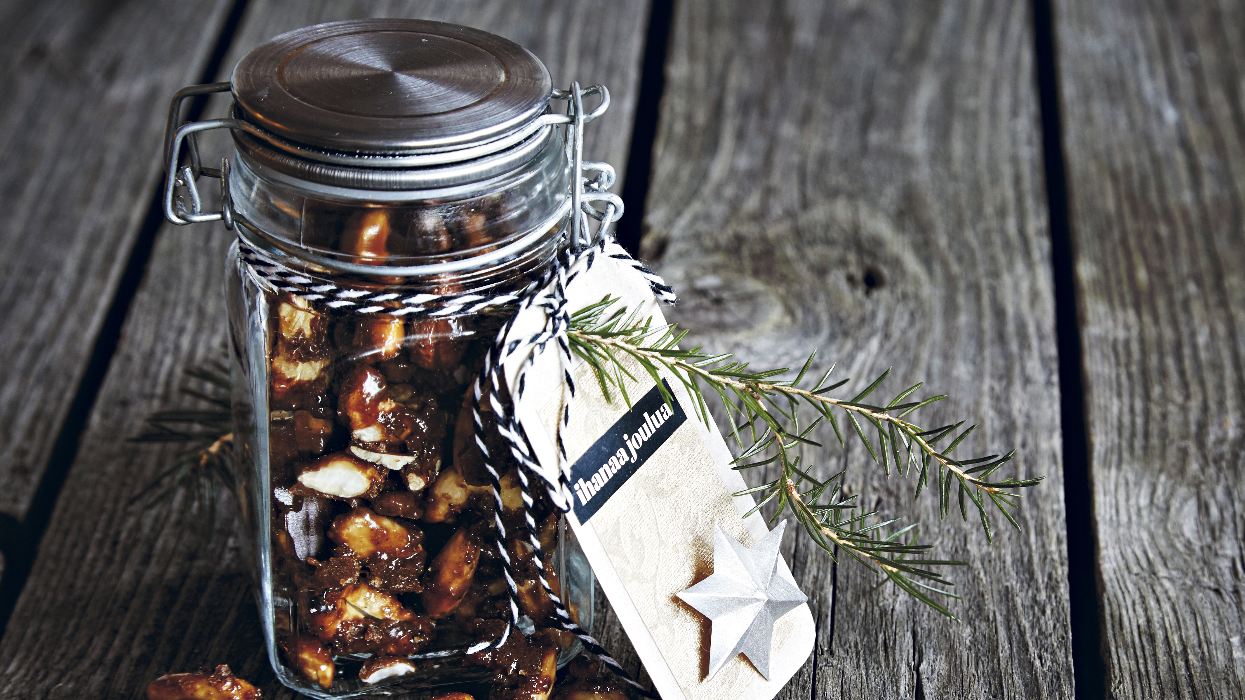 Karamellikuorrutteiset mantelit ja cashewpähkinät