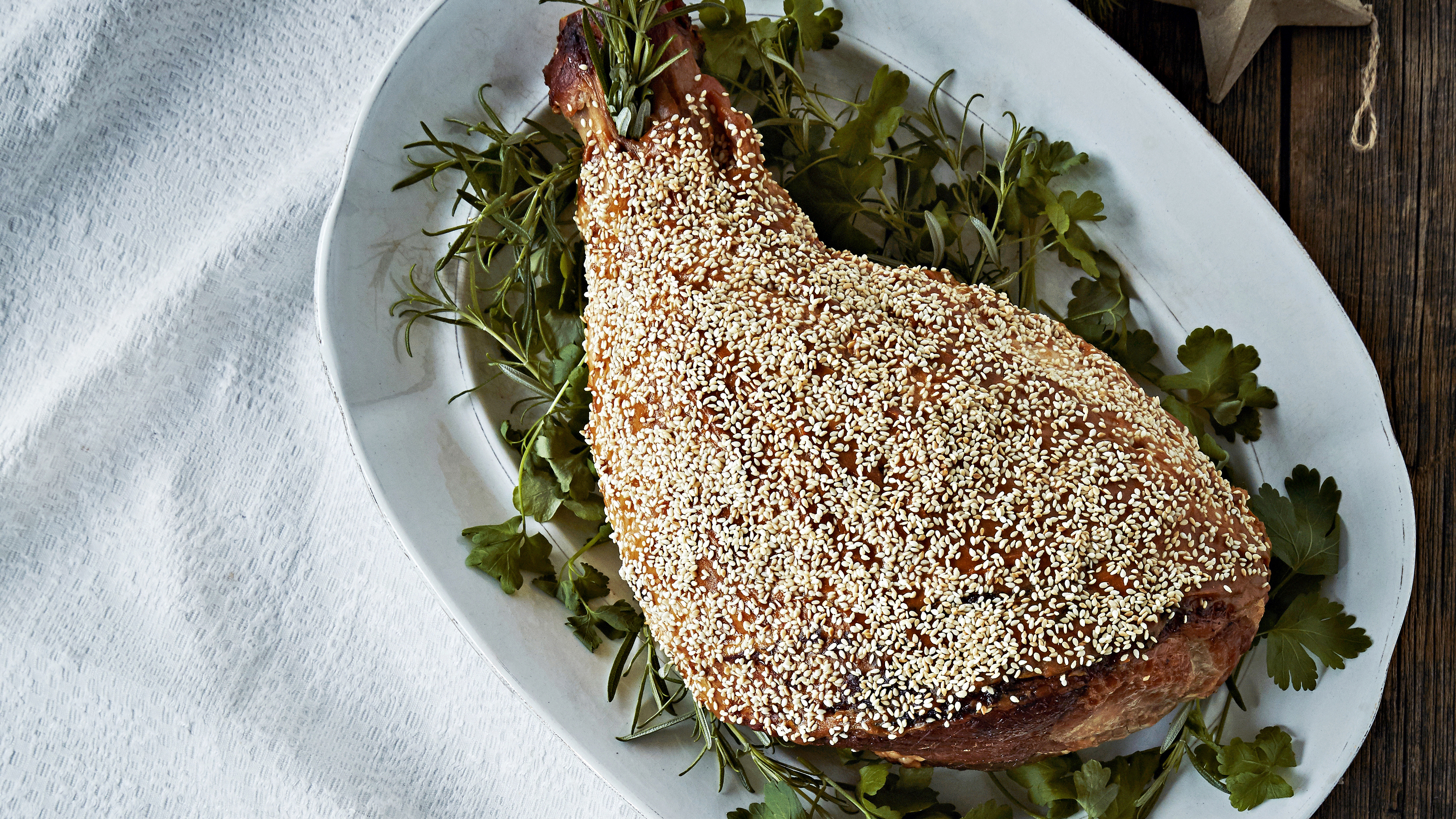 Seesaminsiemenillä kuorrutettu joulukinkku