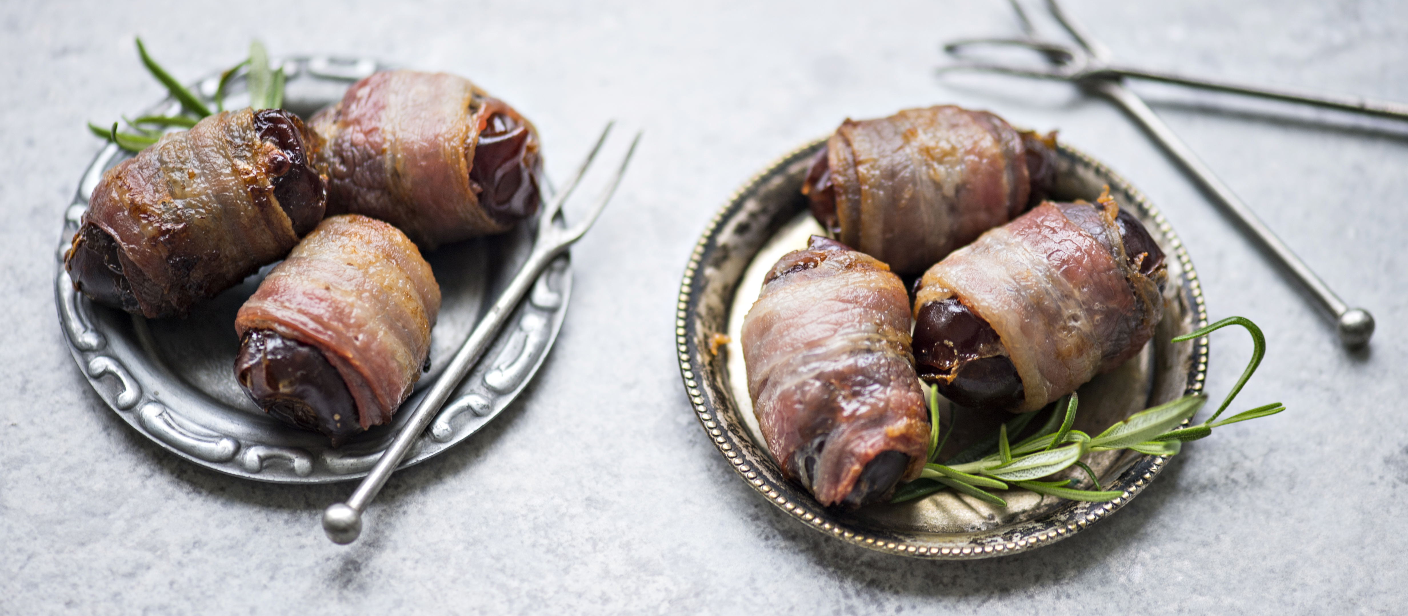 Pekoniin käärityt taatelit