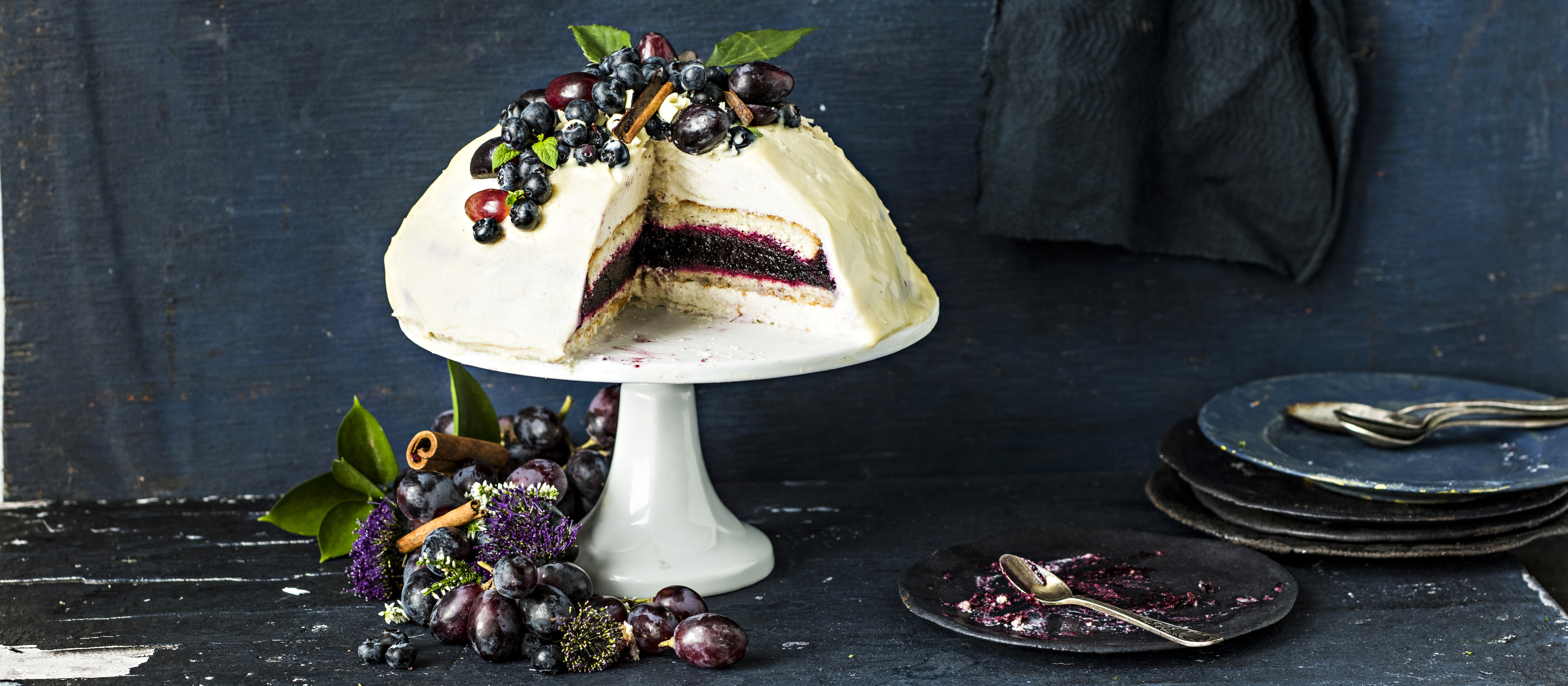 Valkosuklaa-mustikkakakku