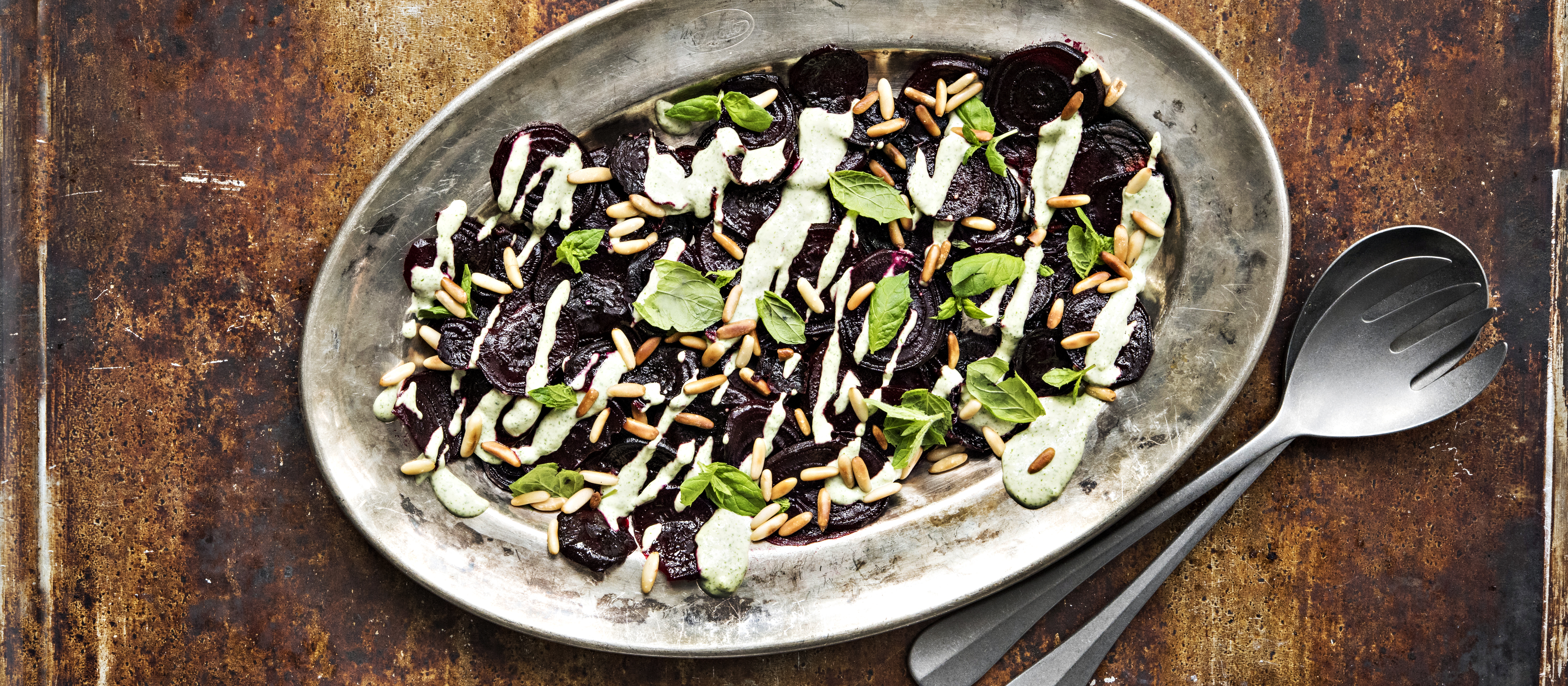 Paahdettu punajuurisalaatti ja minttu-tahinikastike