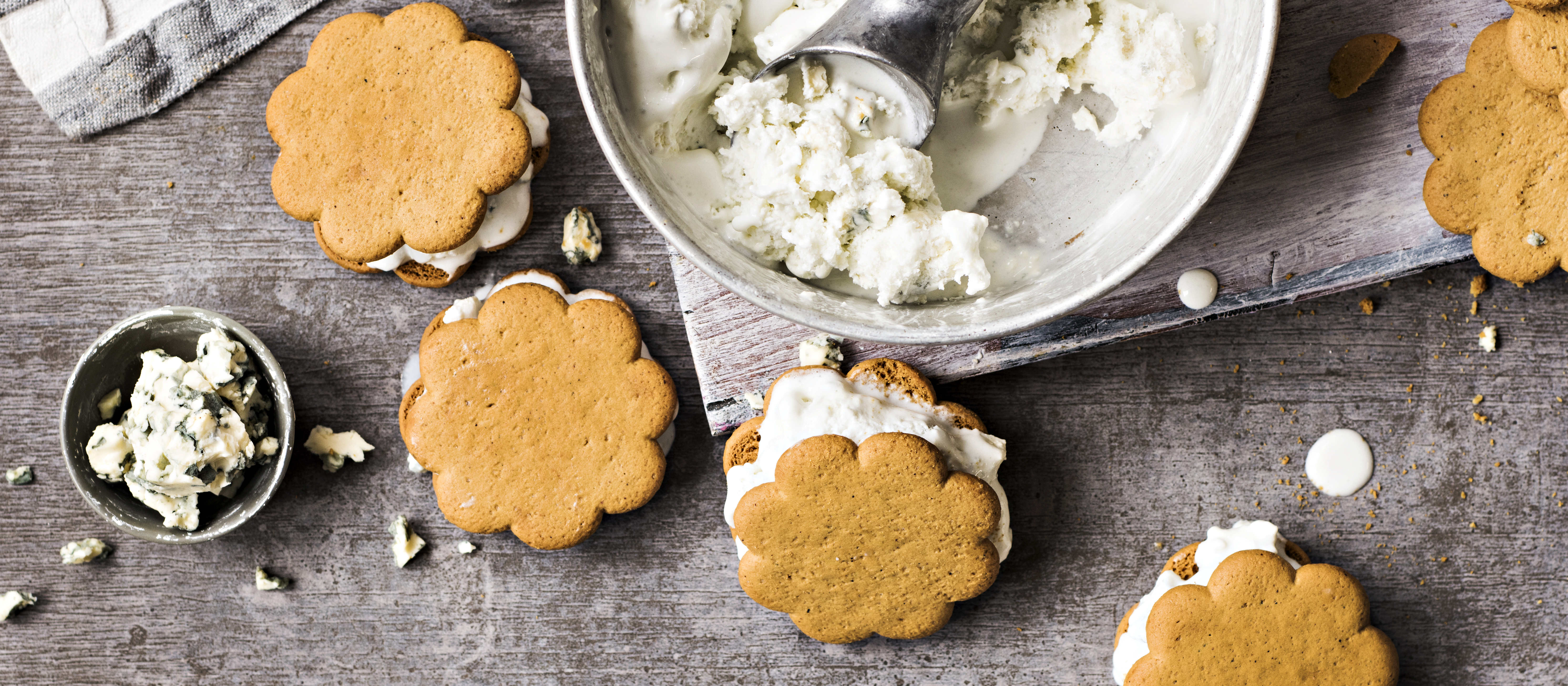 Sinihomejuusto-piparijäätelöt