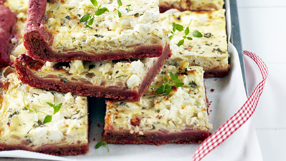 Sipulipiirakka punajuuripohjalla