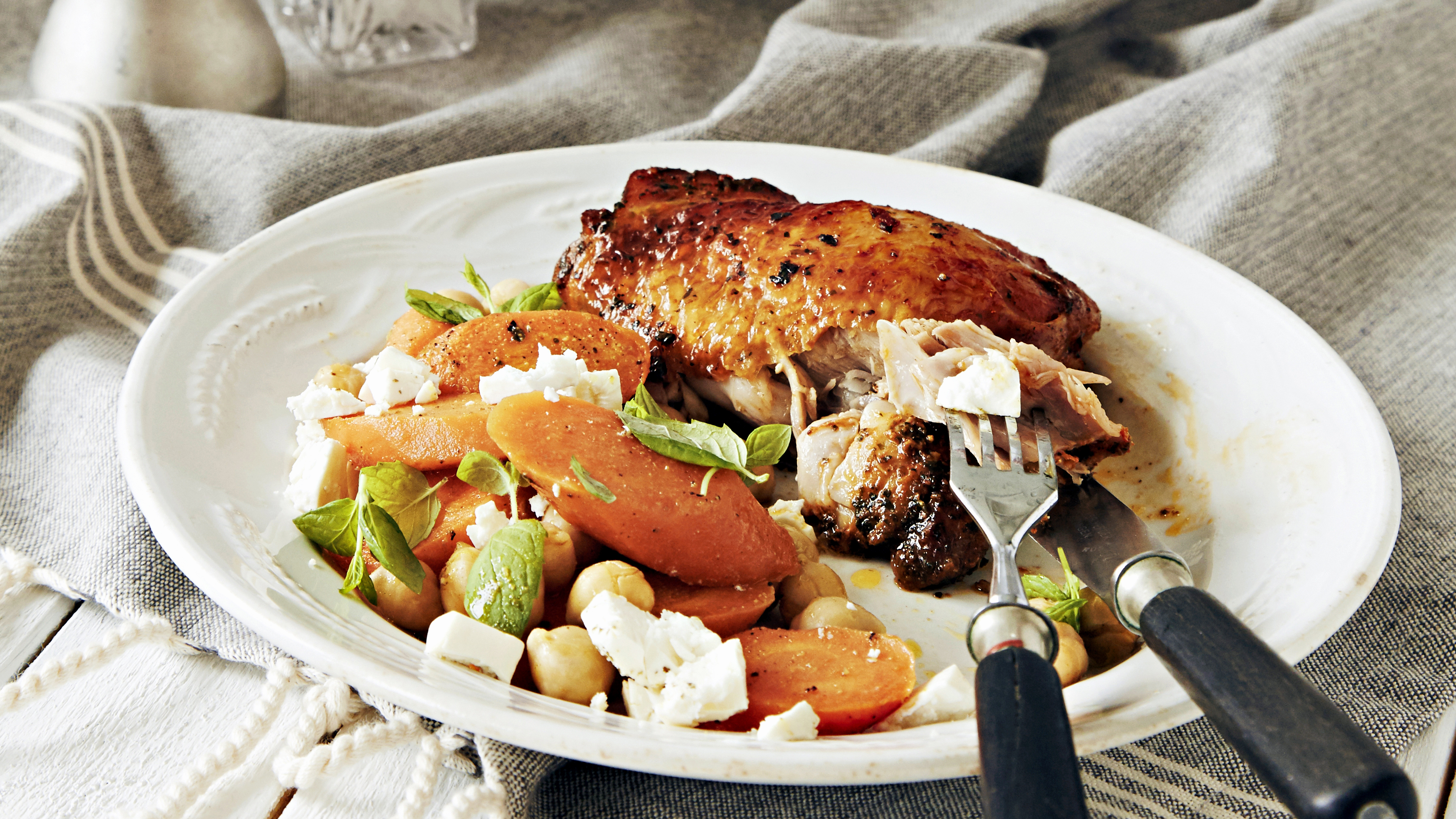 Uunibroileri ja porkkana-kikhernesalaatti