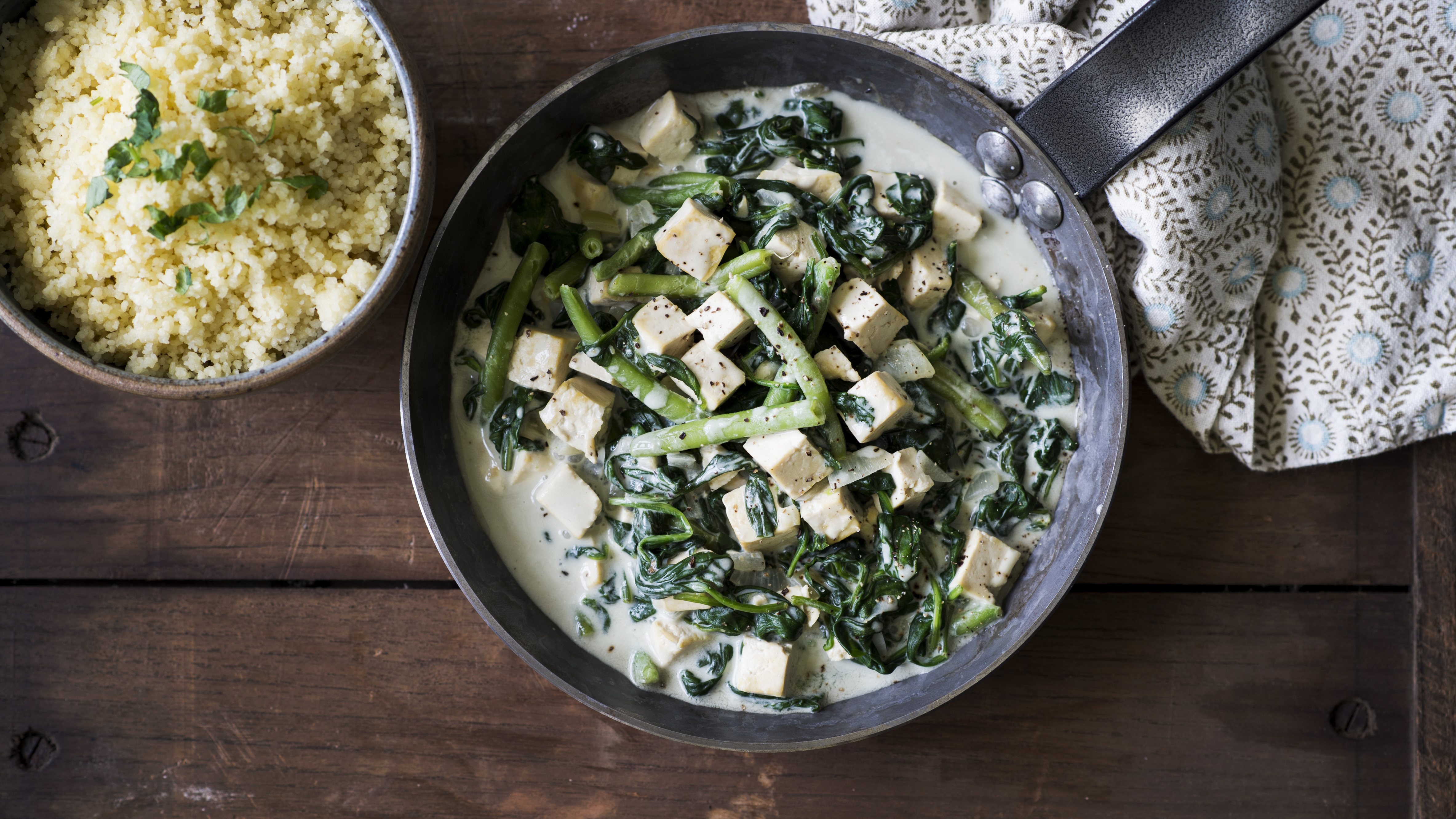 Vihreä pinaatti-tofukastike