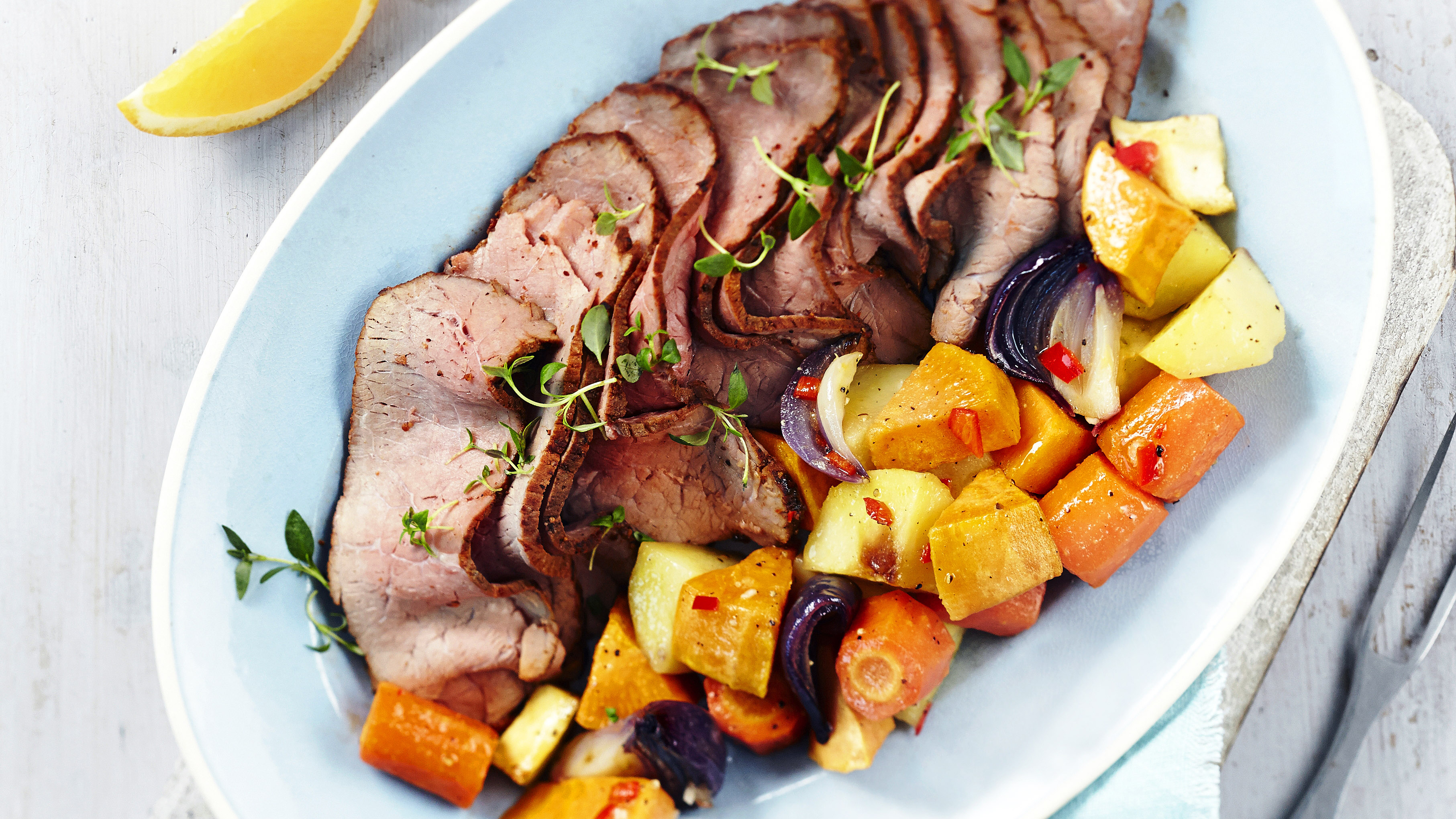 Paahtopaisti, uunijuurekset ja appelsiini-jogurttikastike