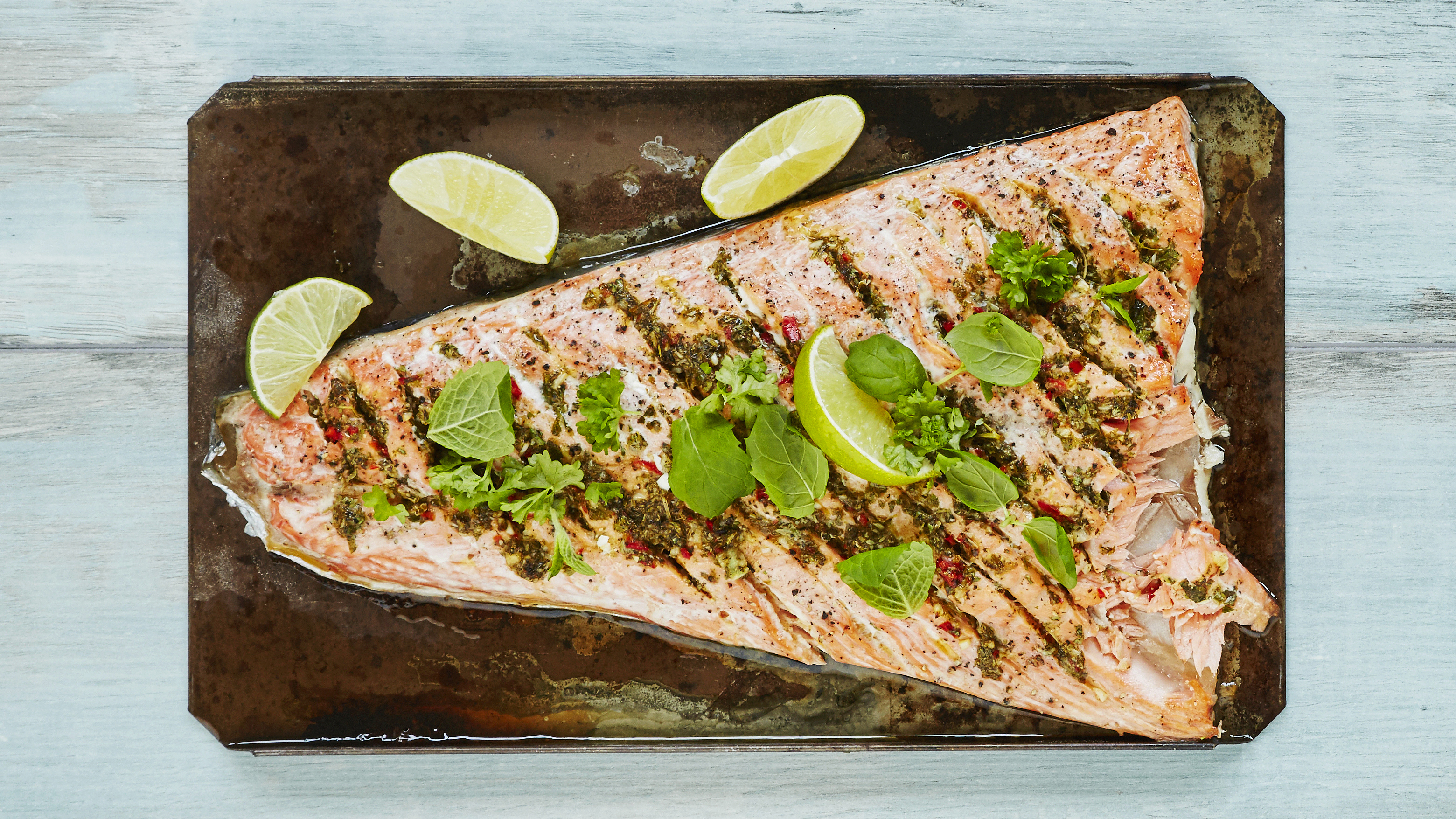 Mojito- eli minttu-limettiuunilohi