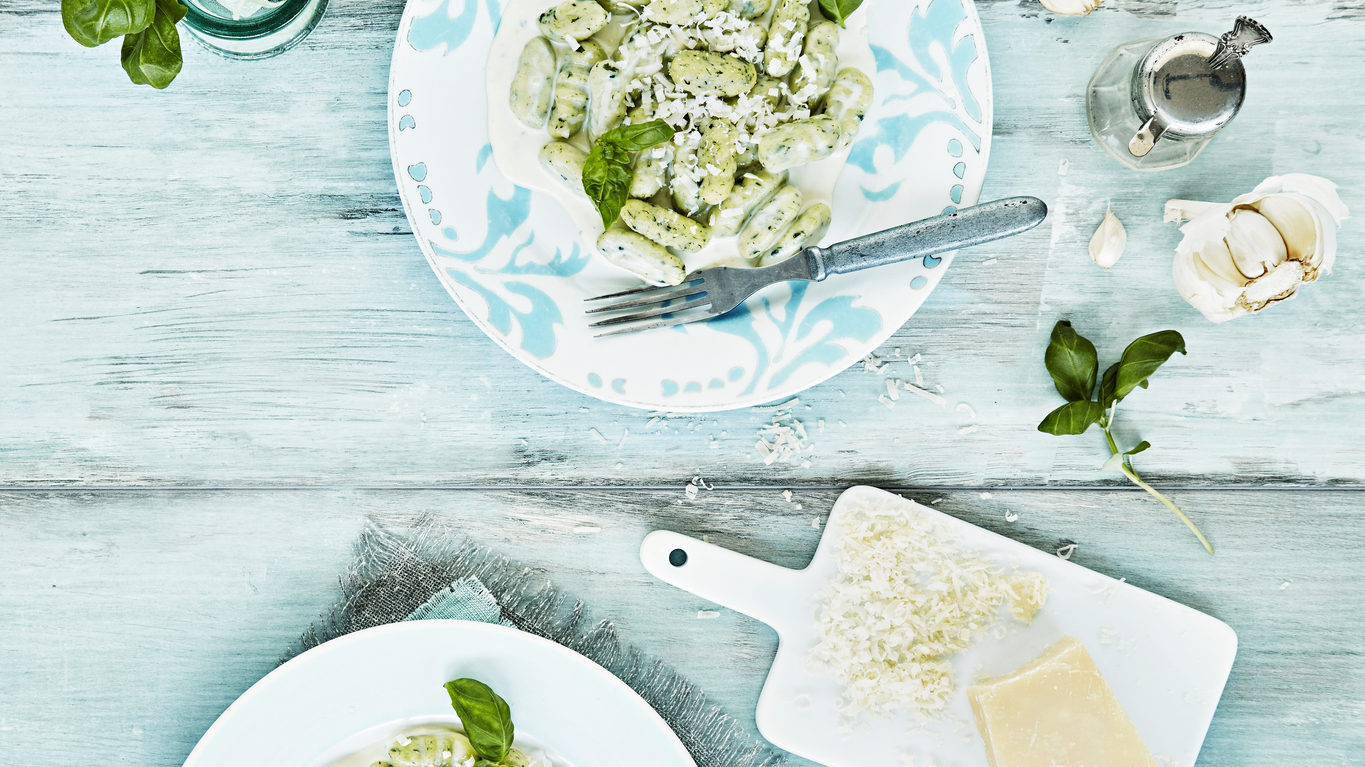 Pinaattignocchit ja sinihomejuustokastike