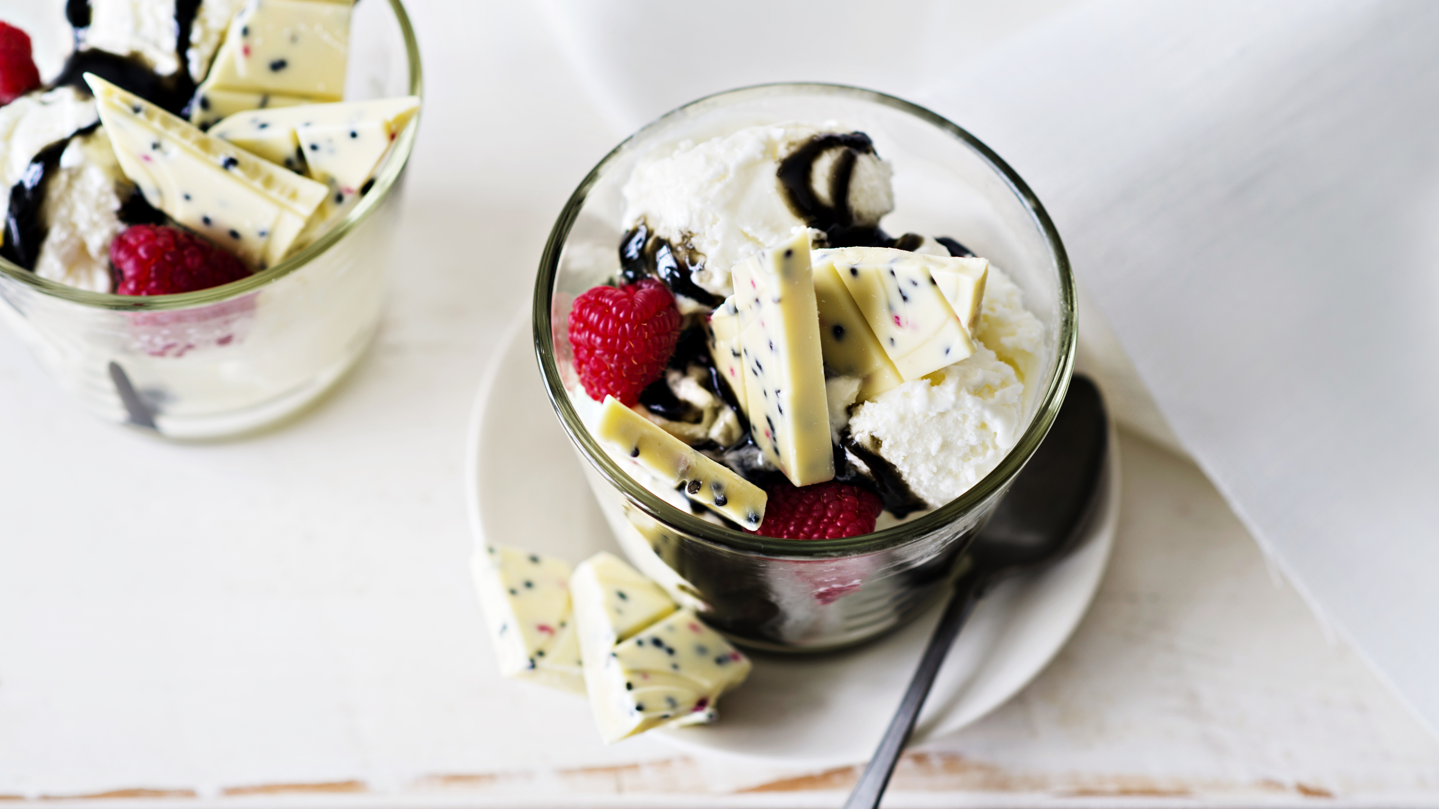 Vadelma-lakritsijäätelöannos