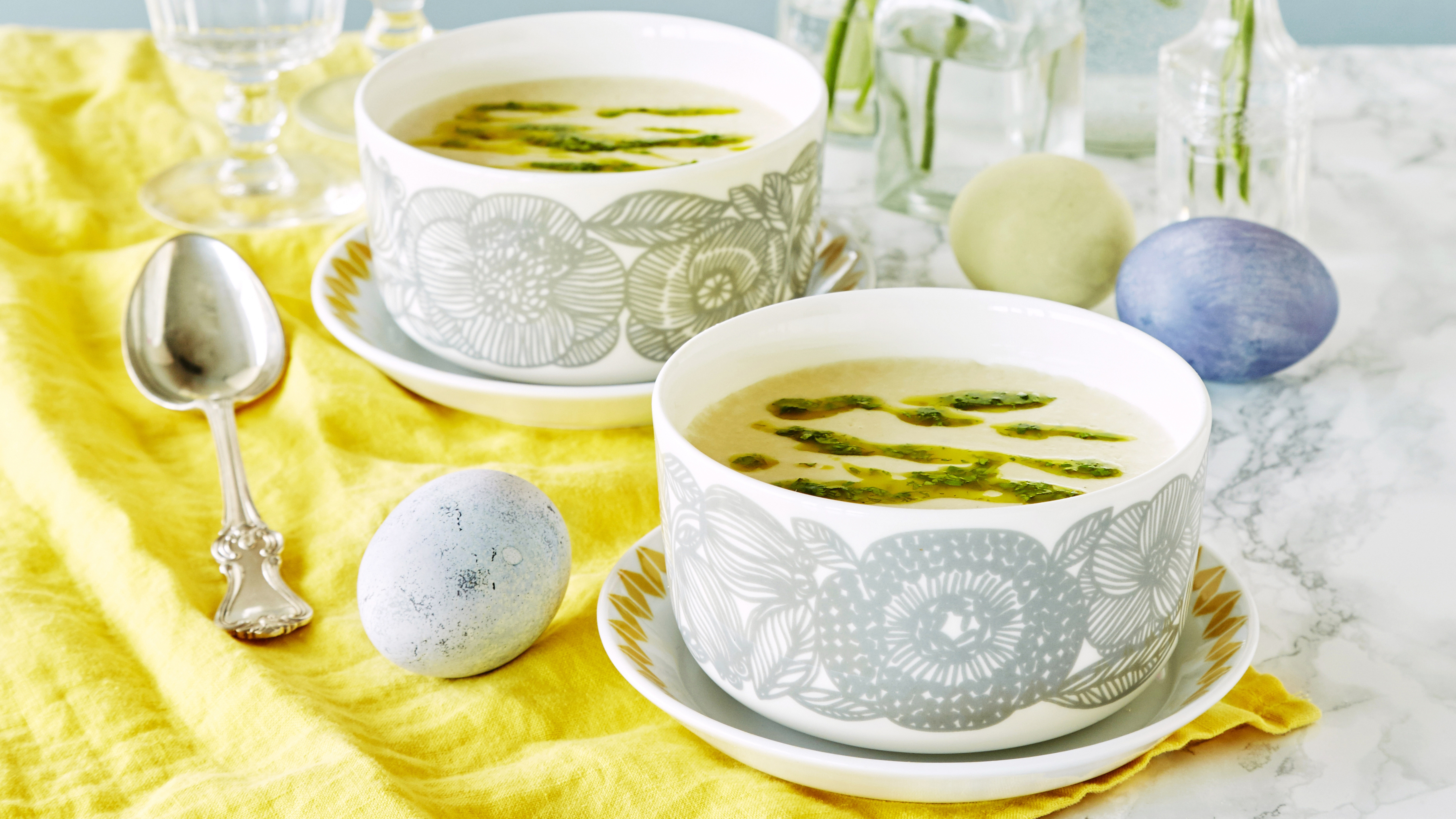 Vaalea papukeitto ja lime-korianteriöljy