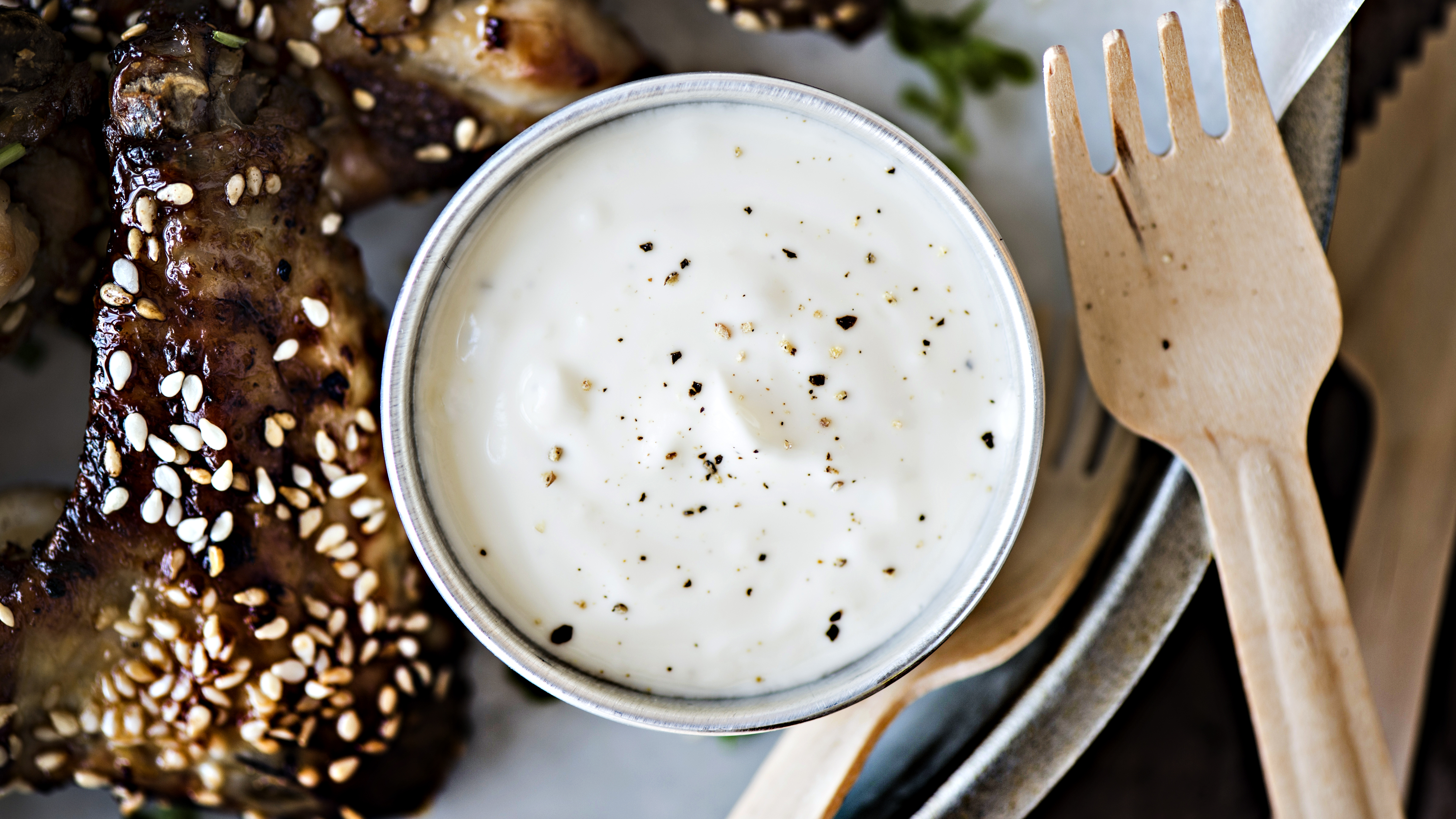 Valkosipuli-jogurttidippi