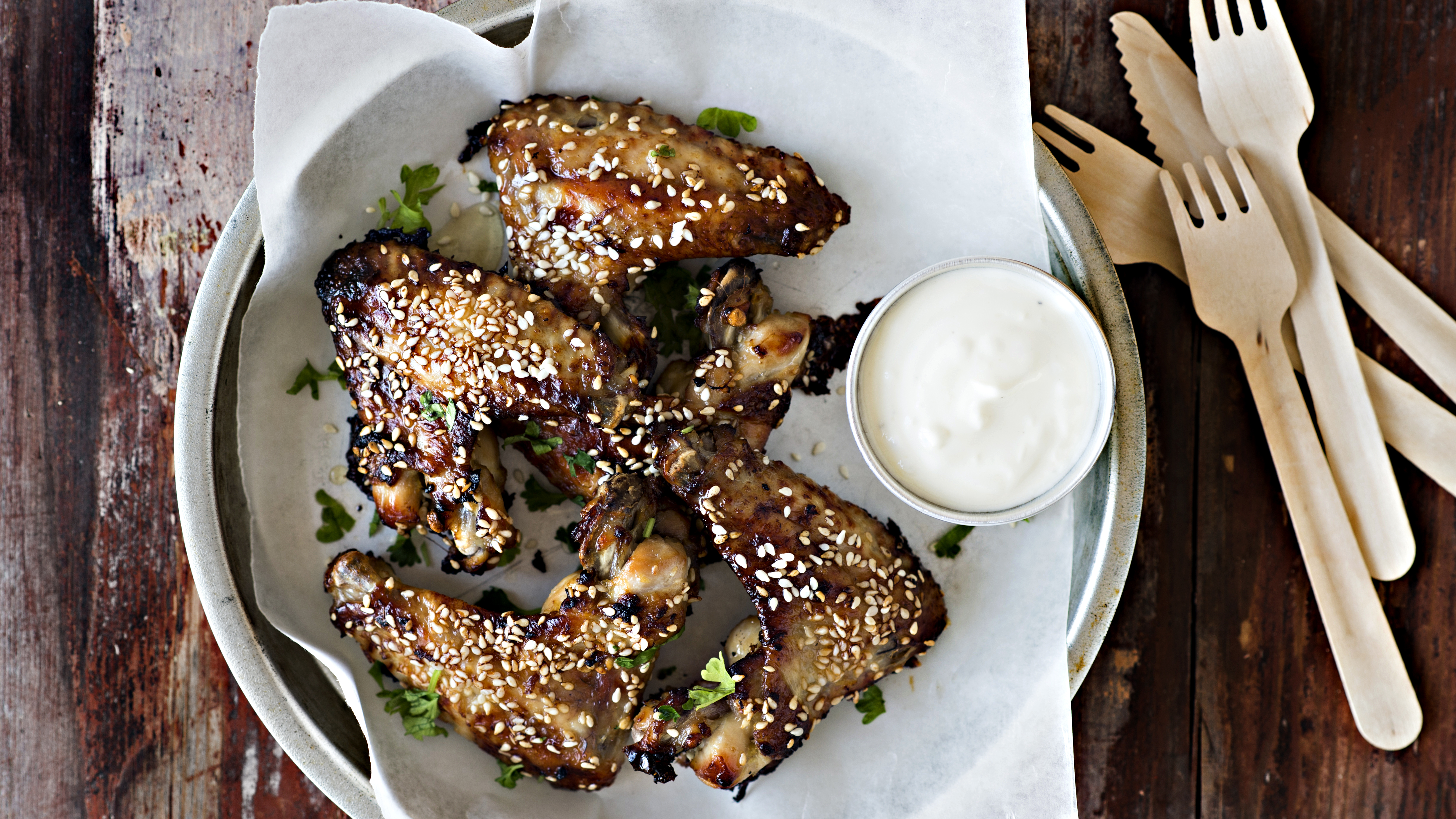 Seesami-inkiväärimarinoidut kanan siivet