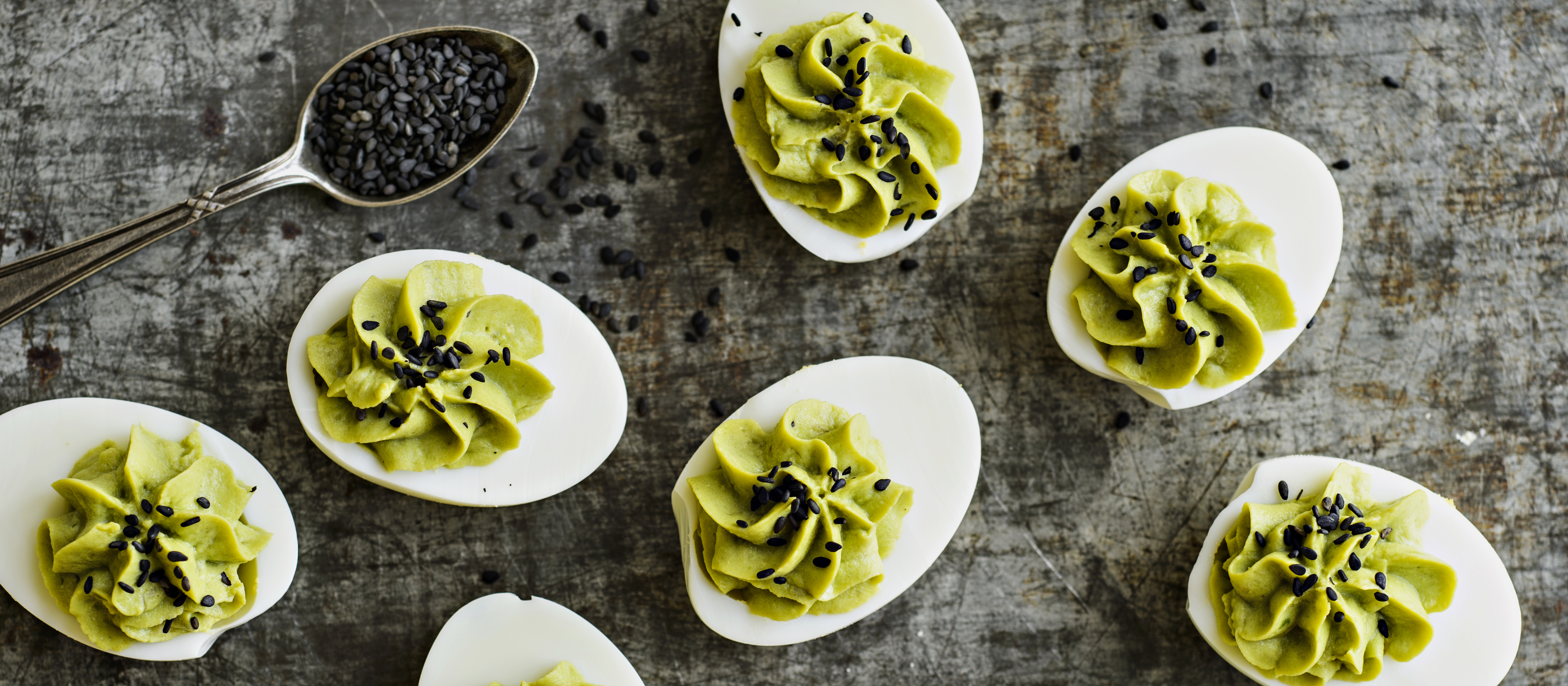 Avokadotäytteiset paholaisen munat