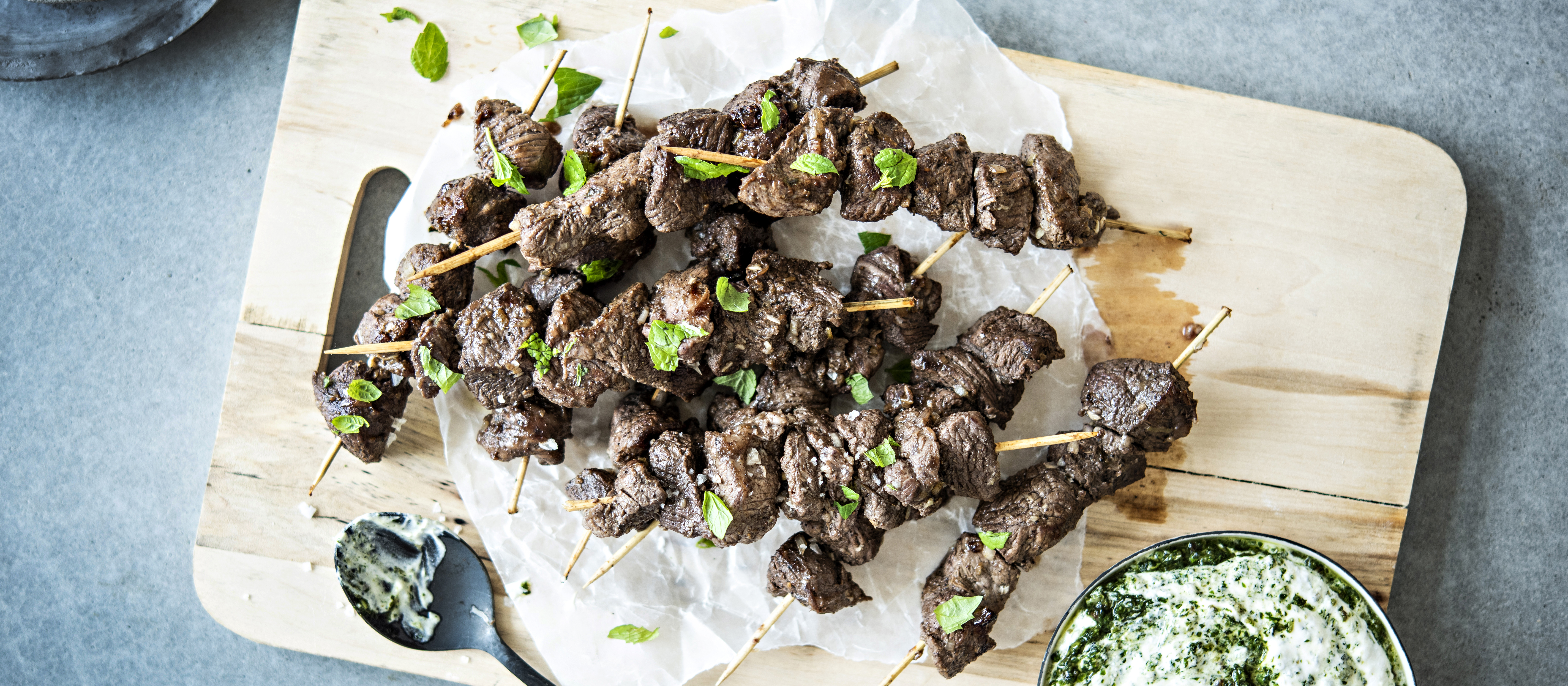 Lähi-idän lammasvartaat ja minttu-rusinapesto