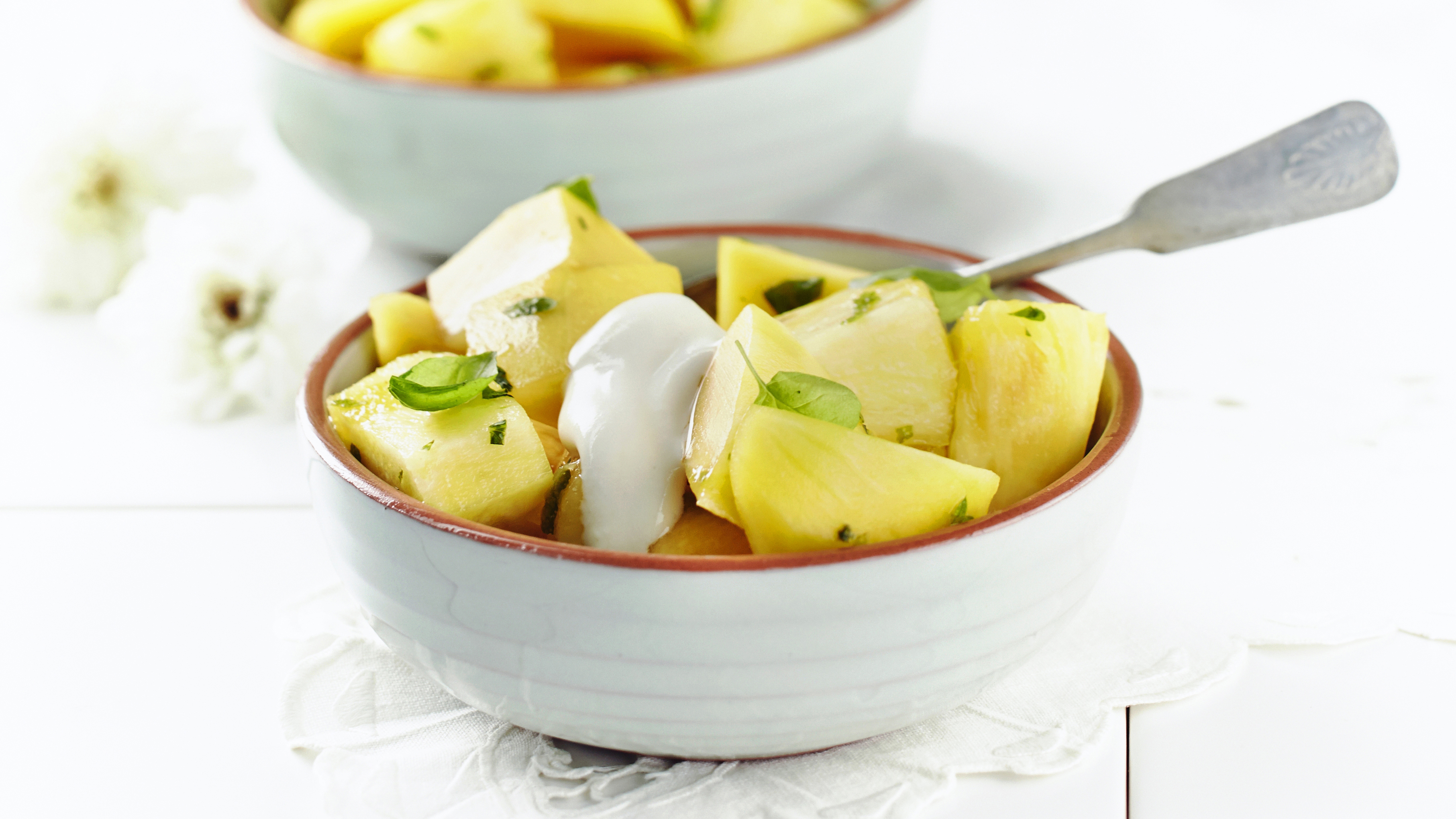 Raikas hedelmäsalaatti