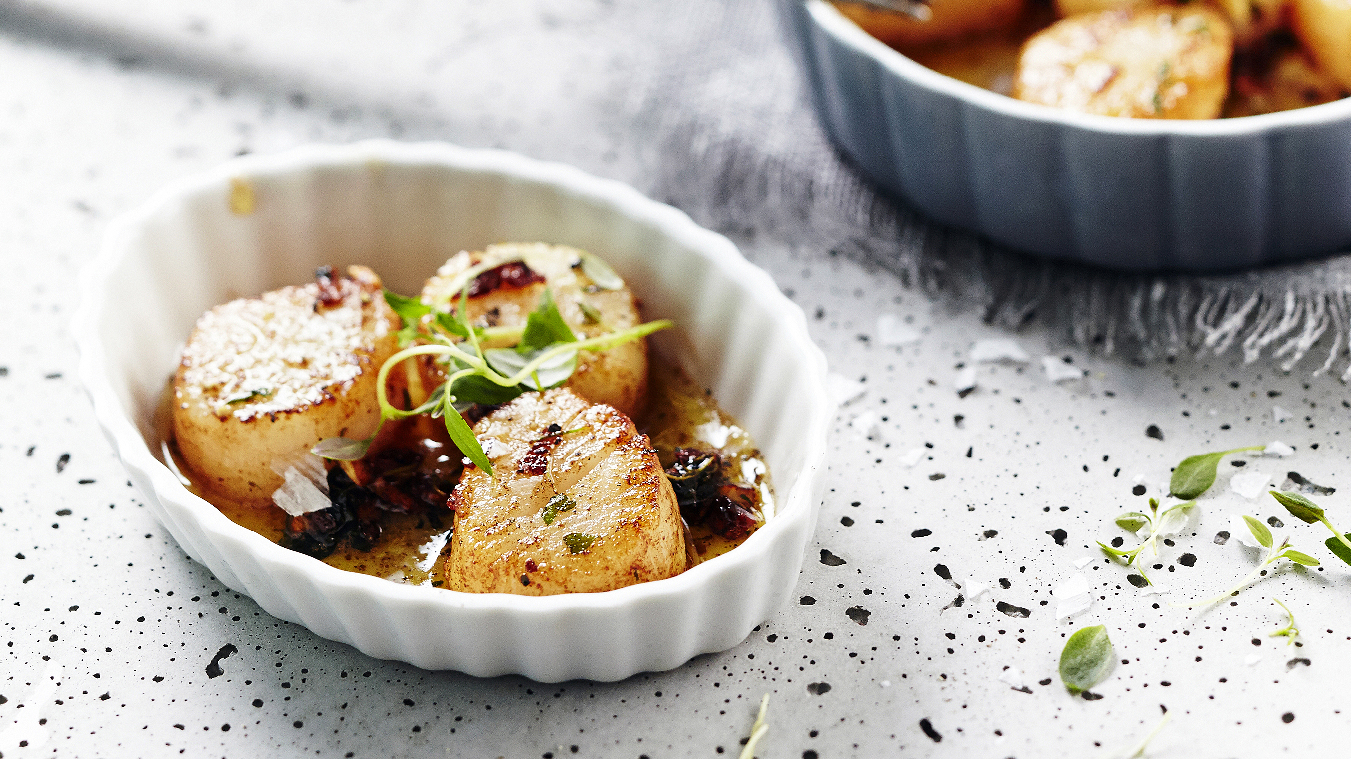 Kampasimpukat ja timjami-voikastike