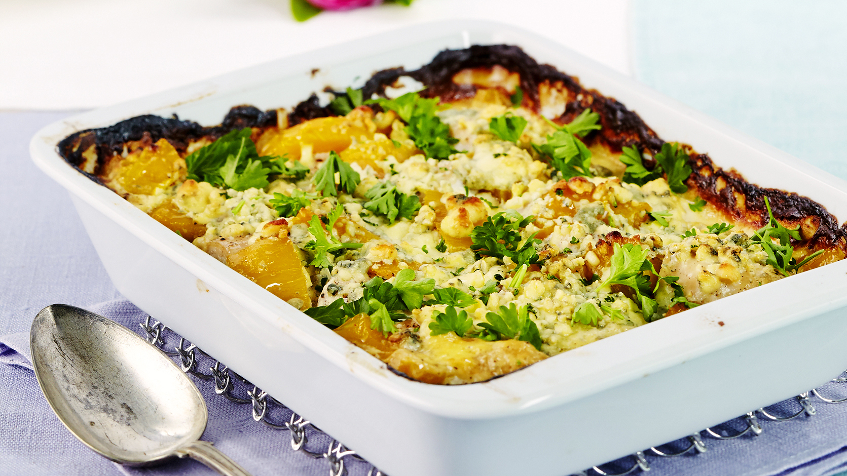 Mango-sinihomejuustobroileri