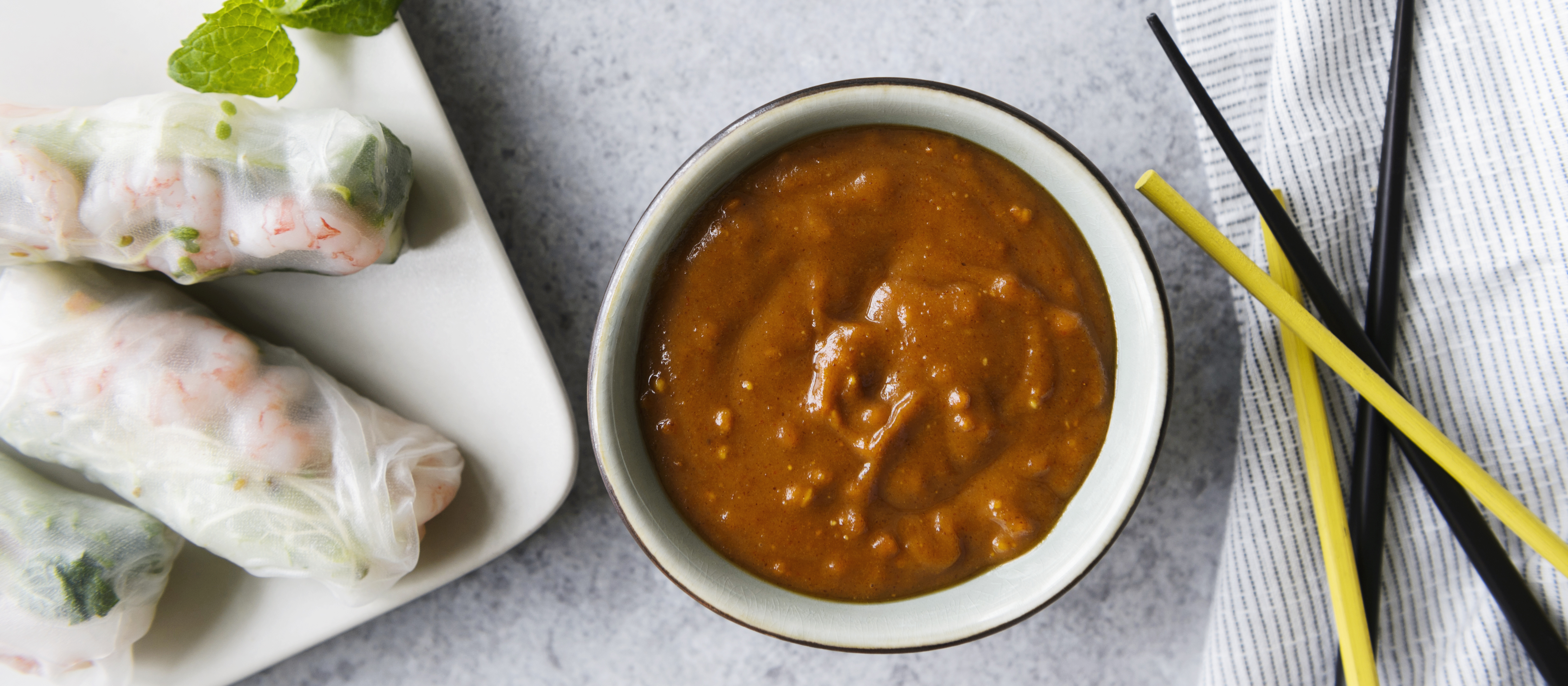 Maapähkinäkastike kesärullille