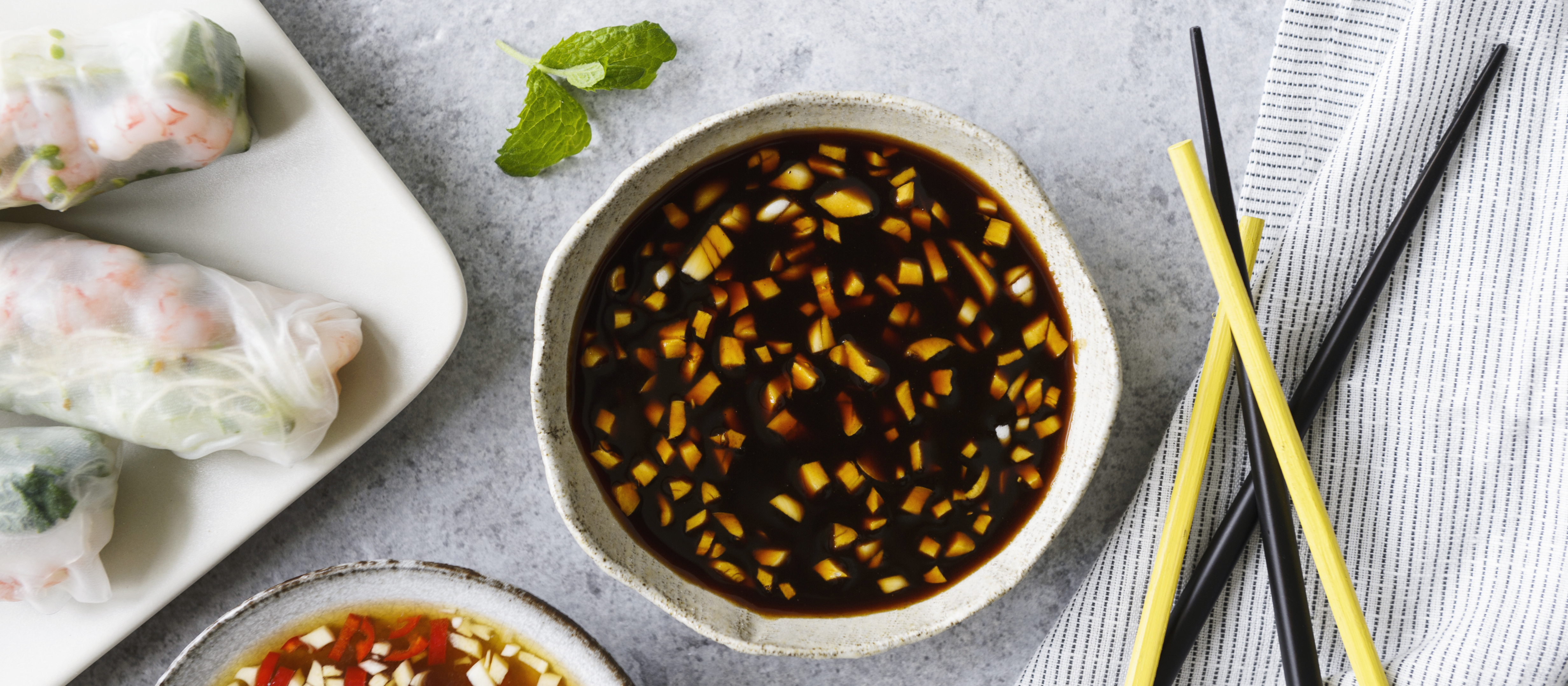 Tumma kastike kesärullille