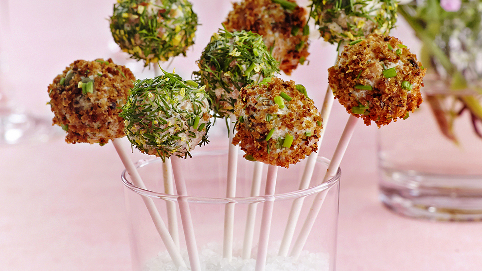 Suolaiset cake pops -voileipäkakkutikkarit