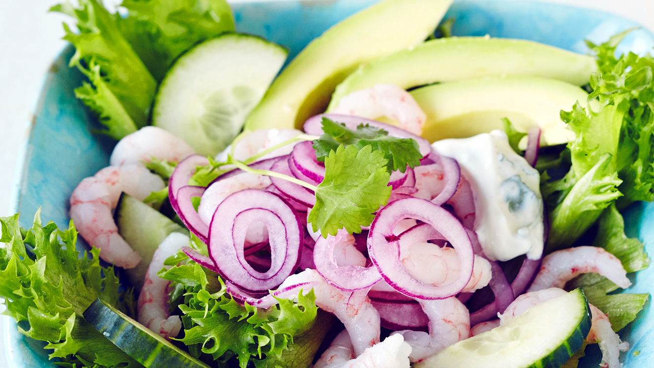 Katkarapusalaatti ja pikkelöity punasipuli