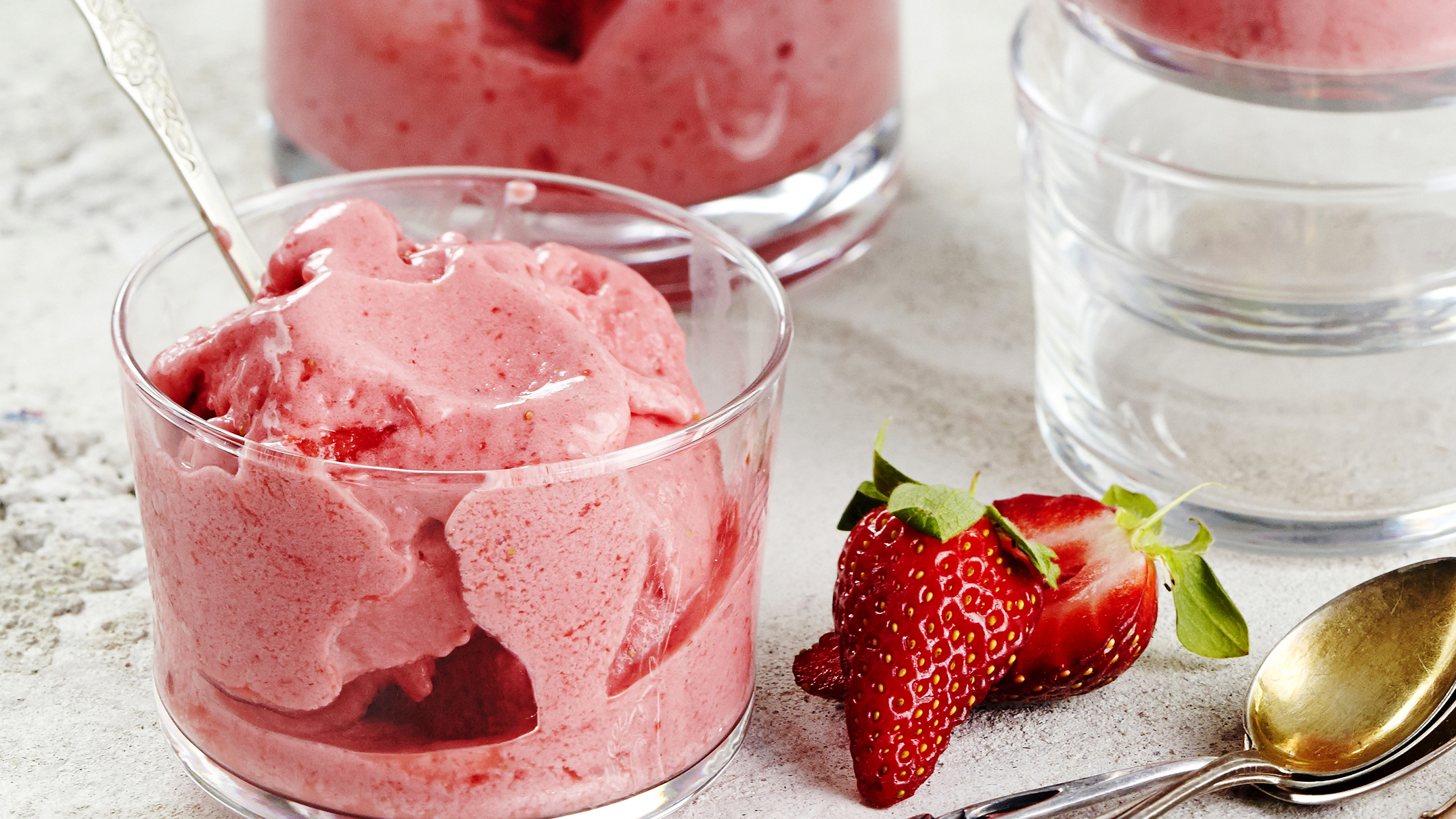 Nopea mansikka-jogurttijäätelö