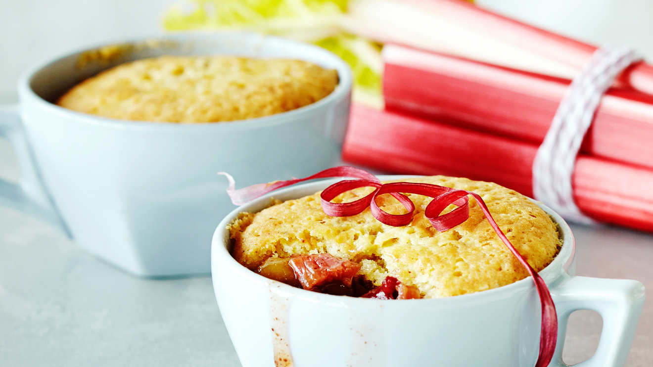 Pähkinäinen raparperipaistos