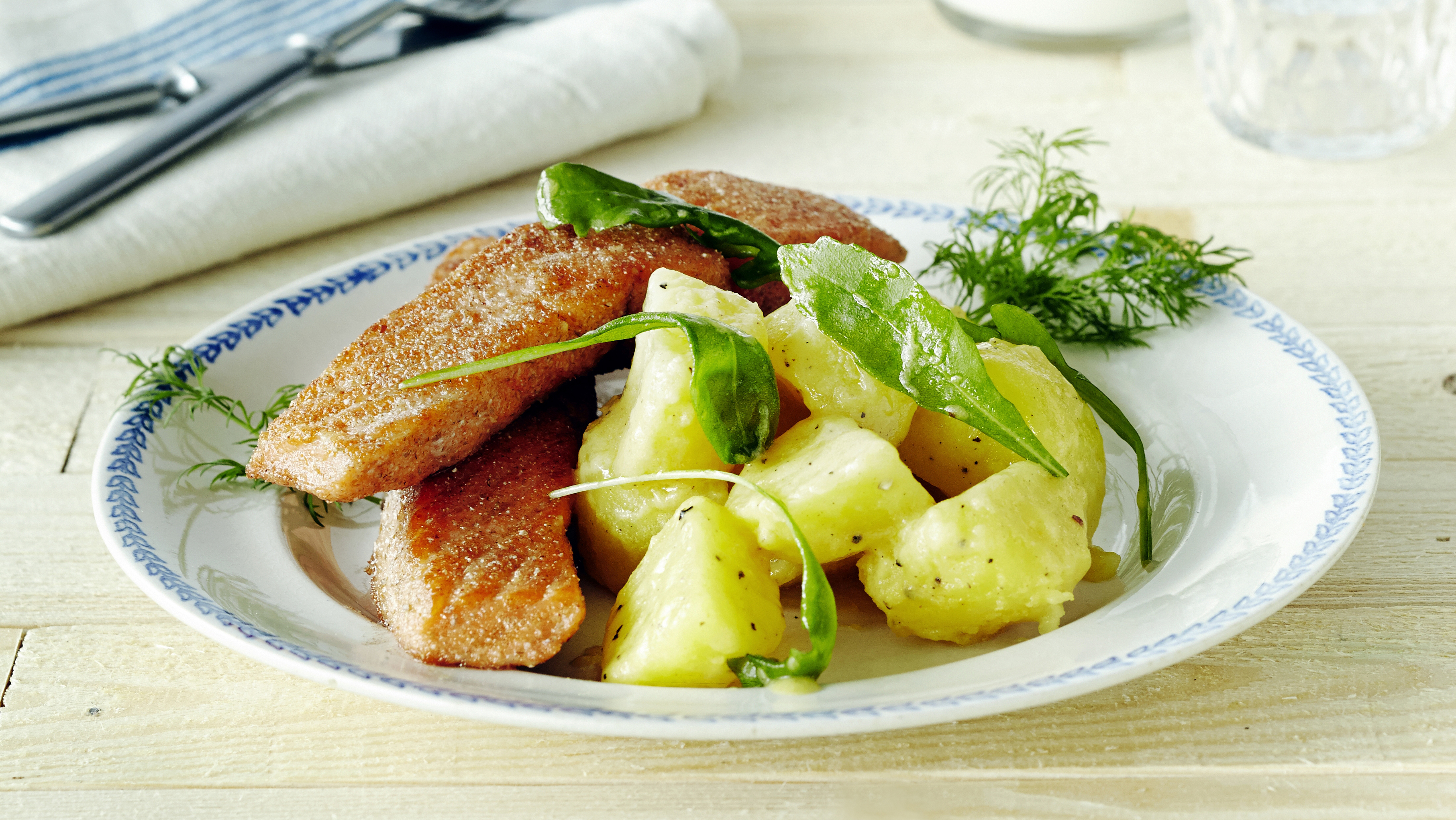 Rukiiset lohipalat ja rucola-perunasalaatti