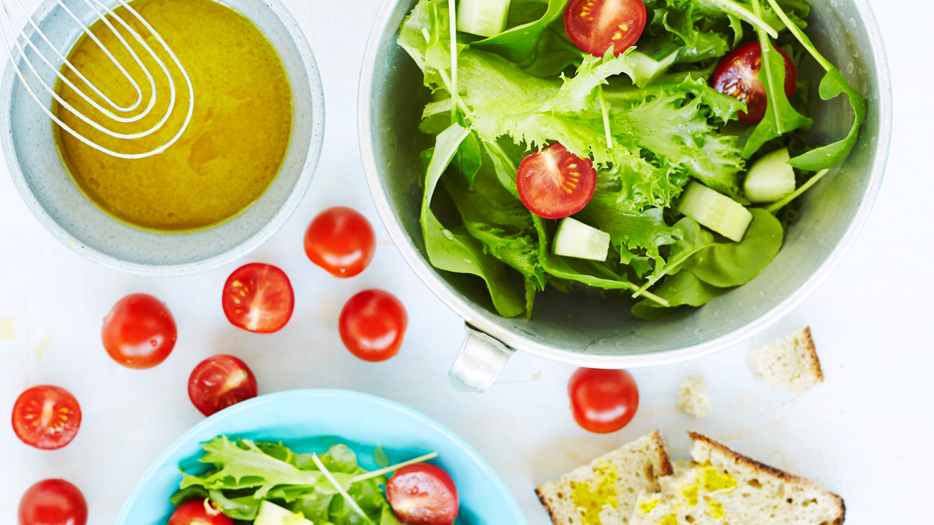 Vihreä salaatti ja vinaigrette