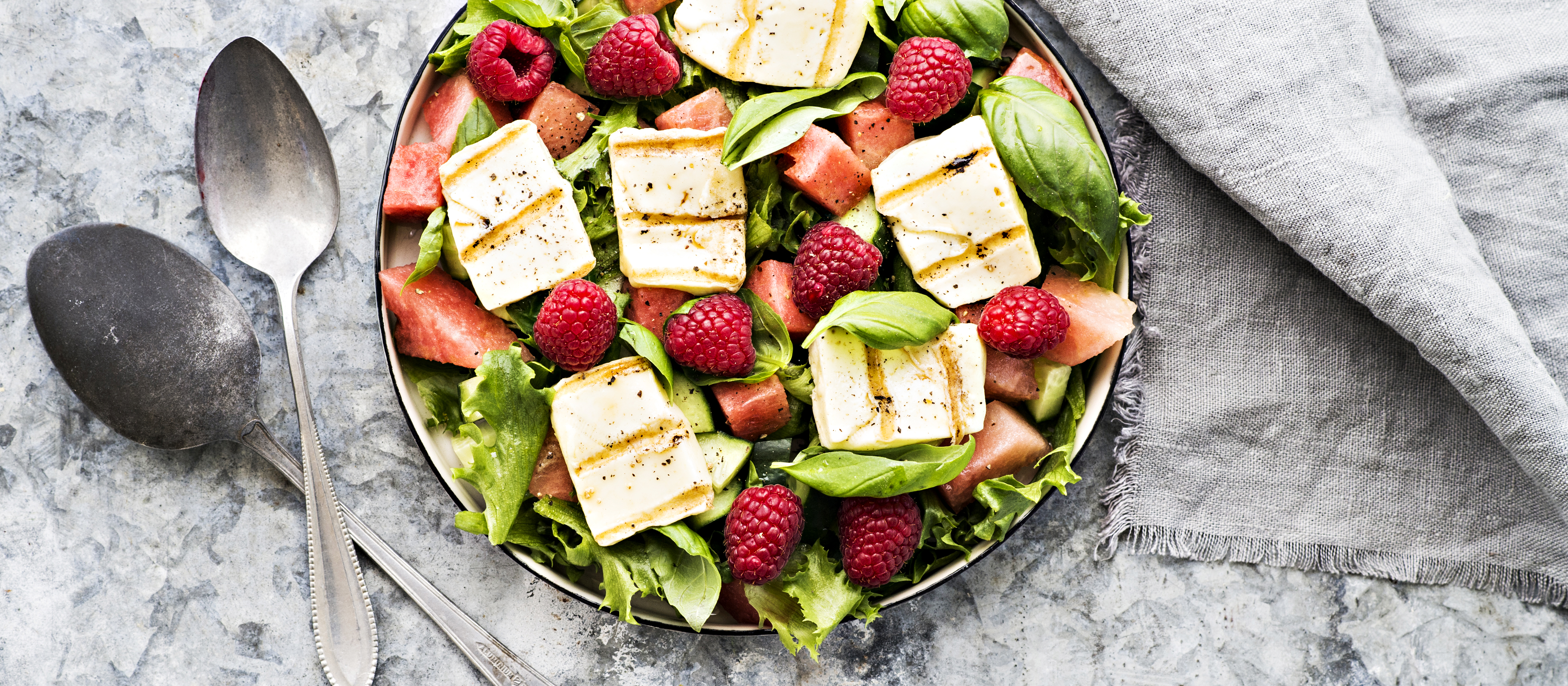 Grillijuusto-vadelmasalaatti