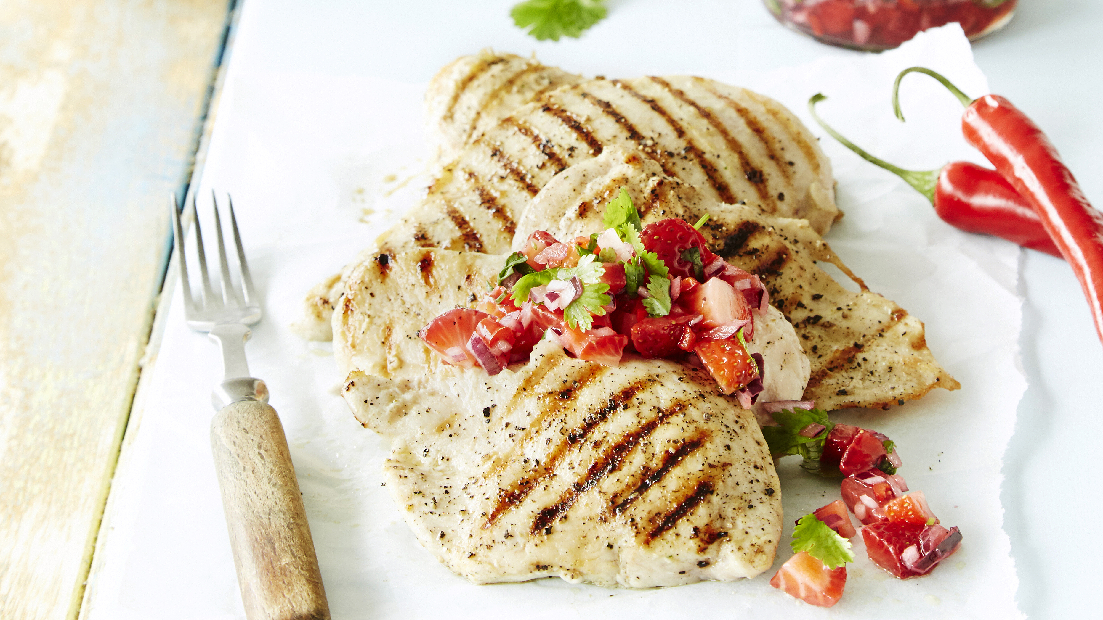 Mansikkasalsa ja grillattu broileri