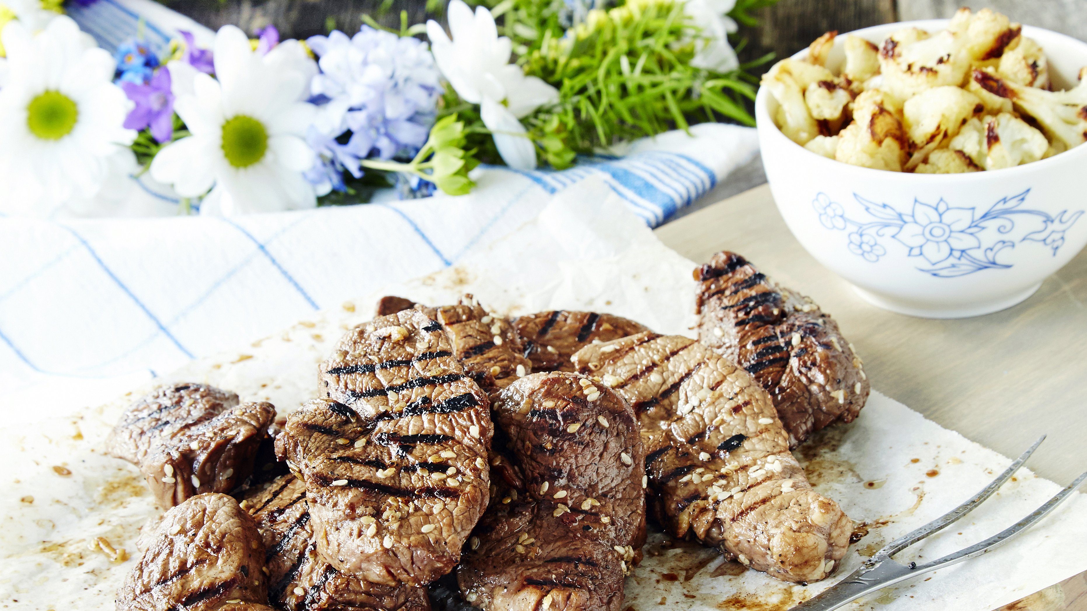 Grillatut karitsan paahtopaistit ja paahdettu kukkakaali