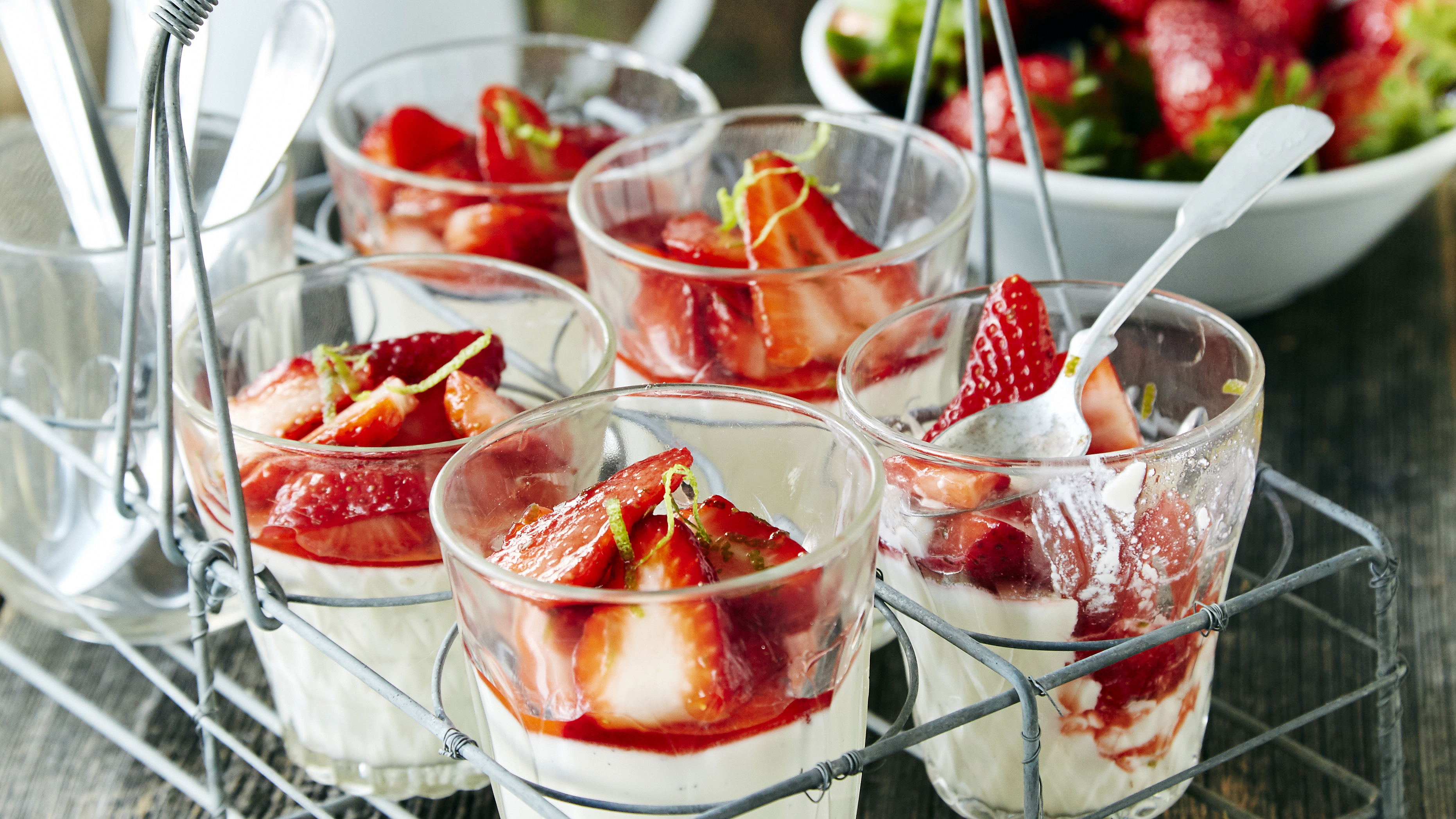 Lime-mansikkapannacotta