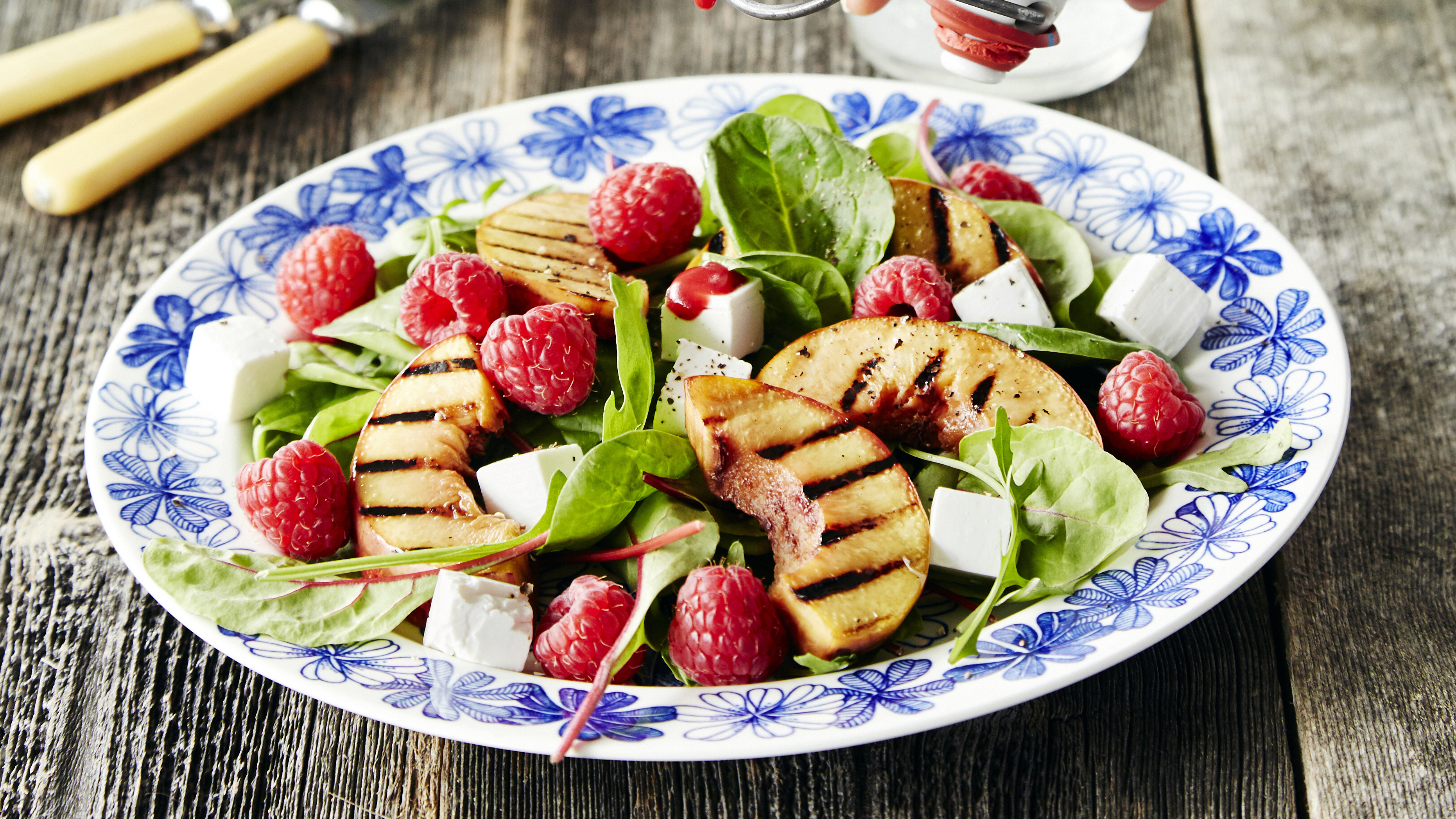 Vadelma-nektariinisalaatti