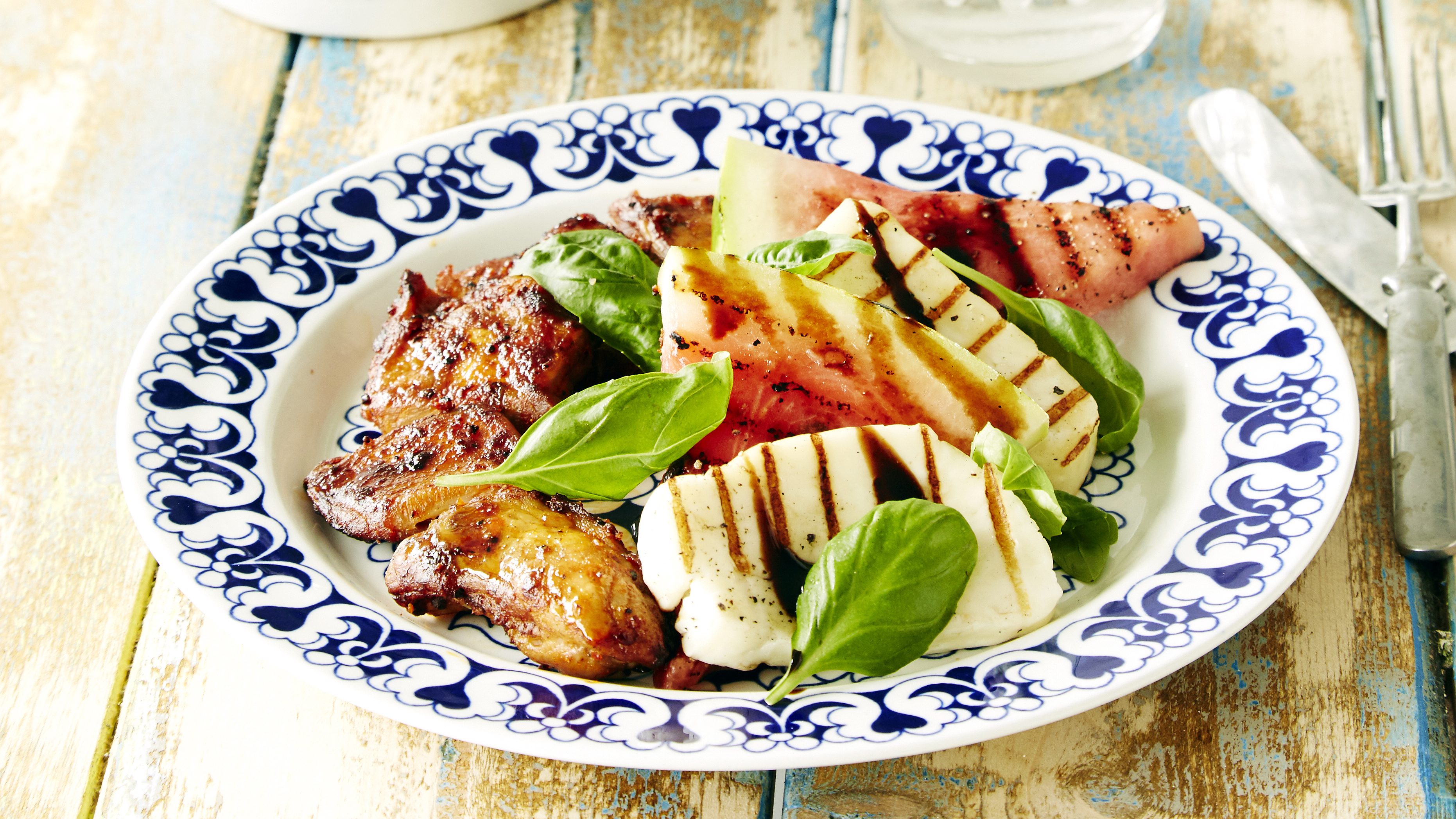 Grillattu vesimeloni-halloumisalaatti