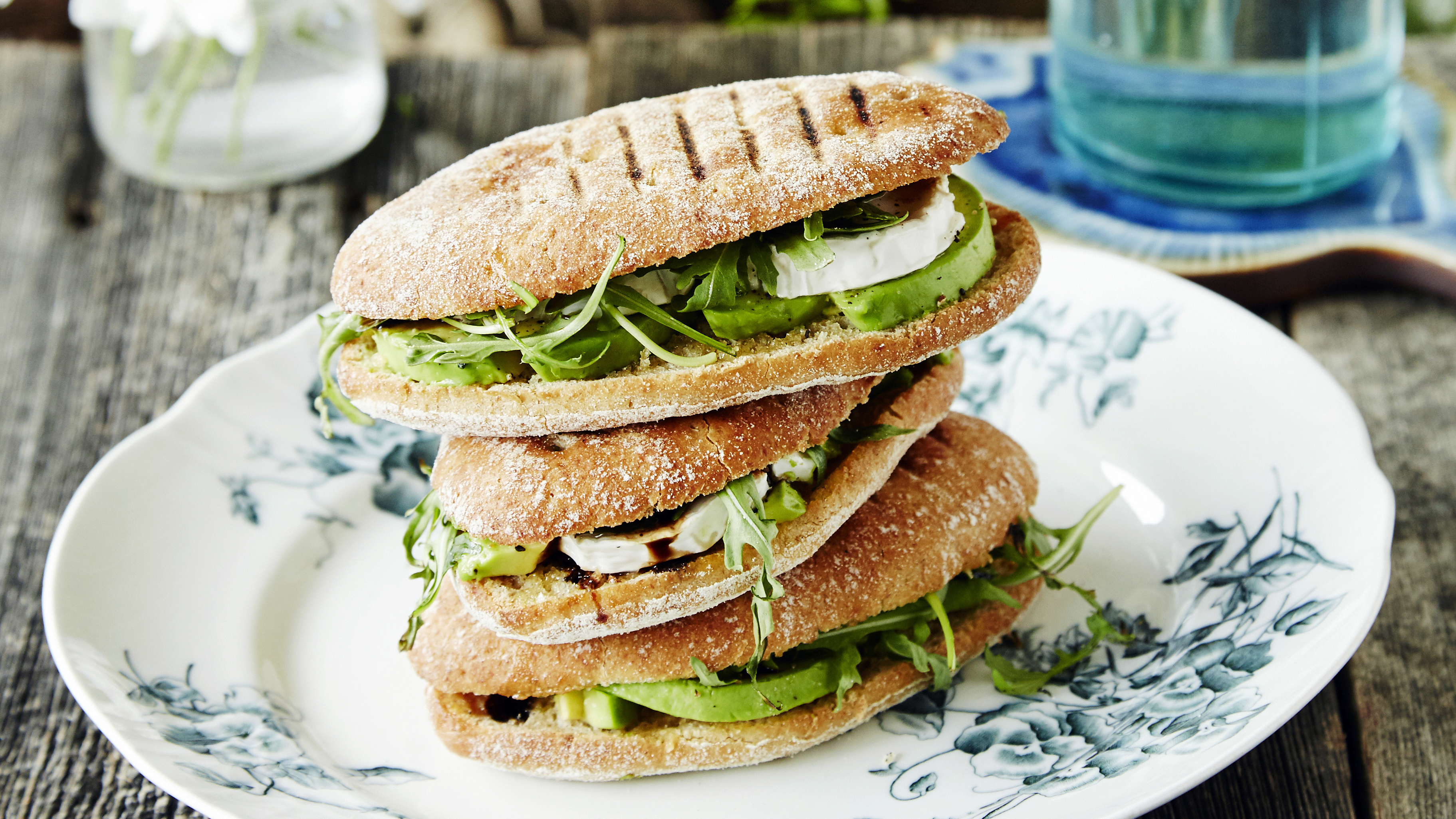 Vuohenjuusto-avokadogrillileivät