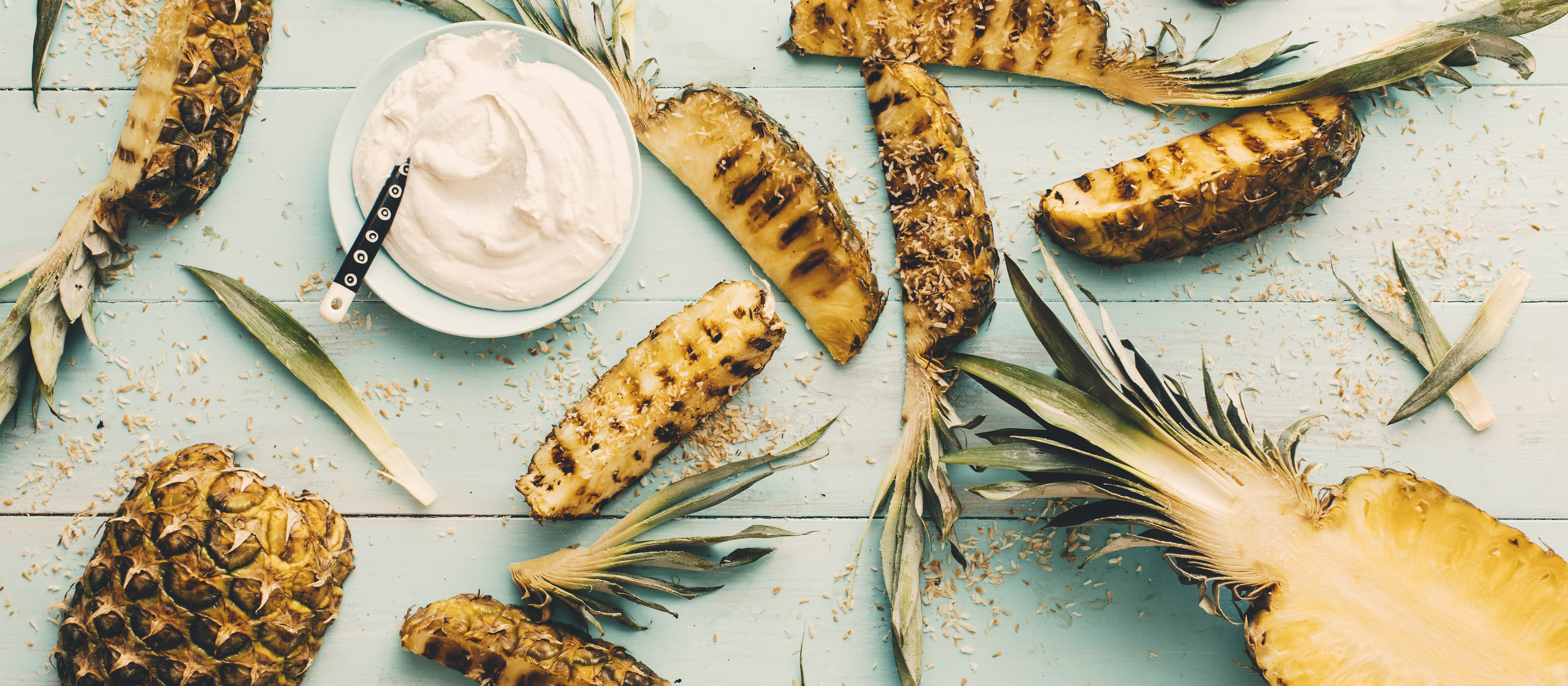 Grillatut piña colada -ananakset