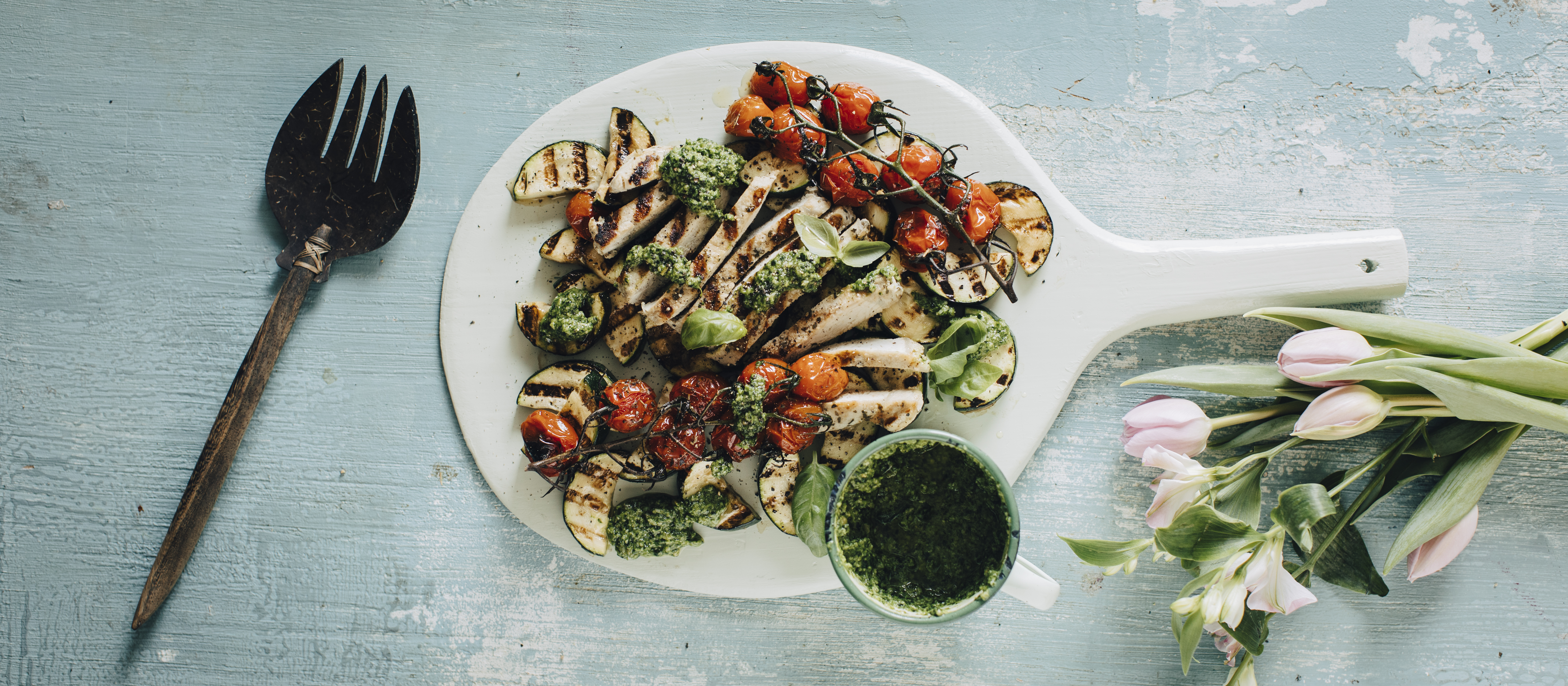 Lämmin kesäkurpitsa-pihvisalaatti ja pinaattipesto