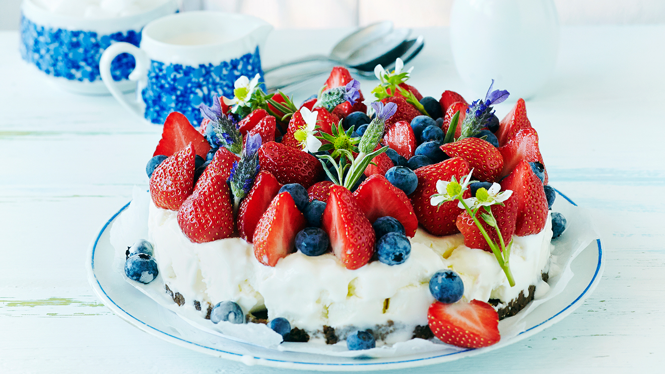 Helppo marjajäätelökakku