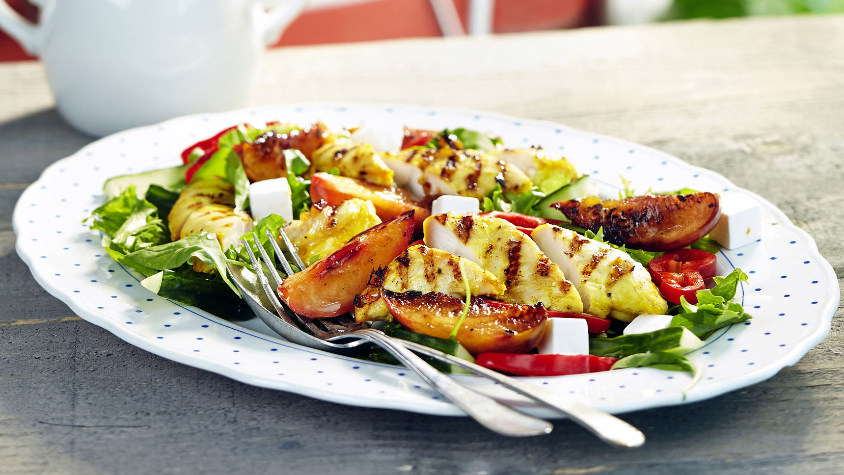 Grillattu broileri-persikkasalaatti