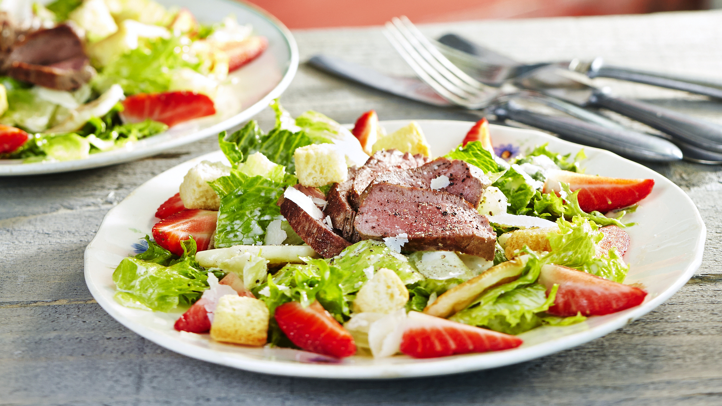 Halloumicaesarsalaatti ja lampaanfilee