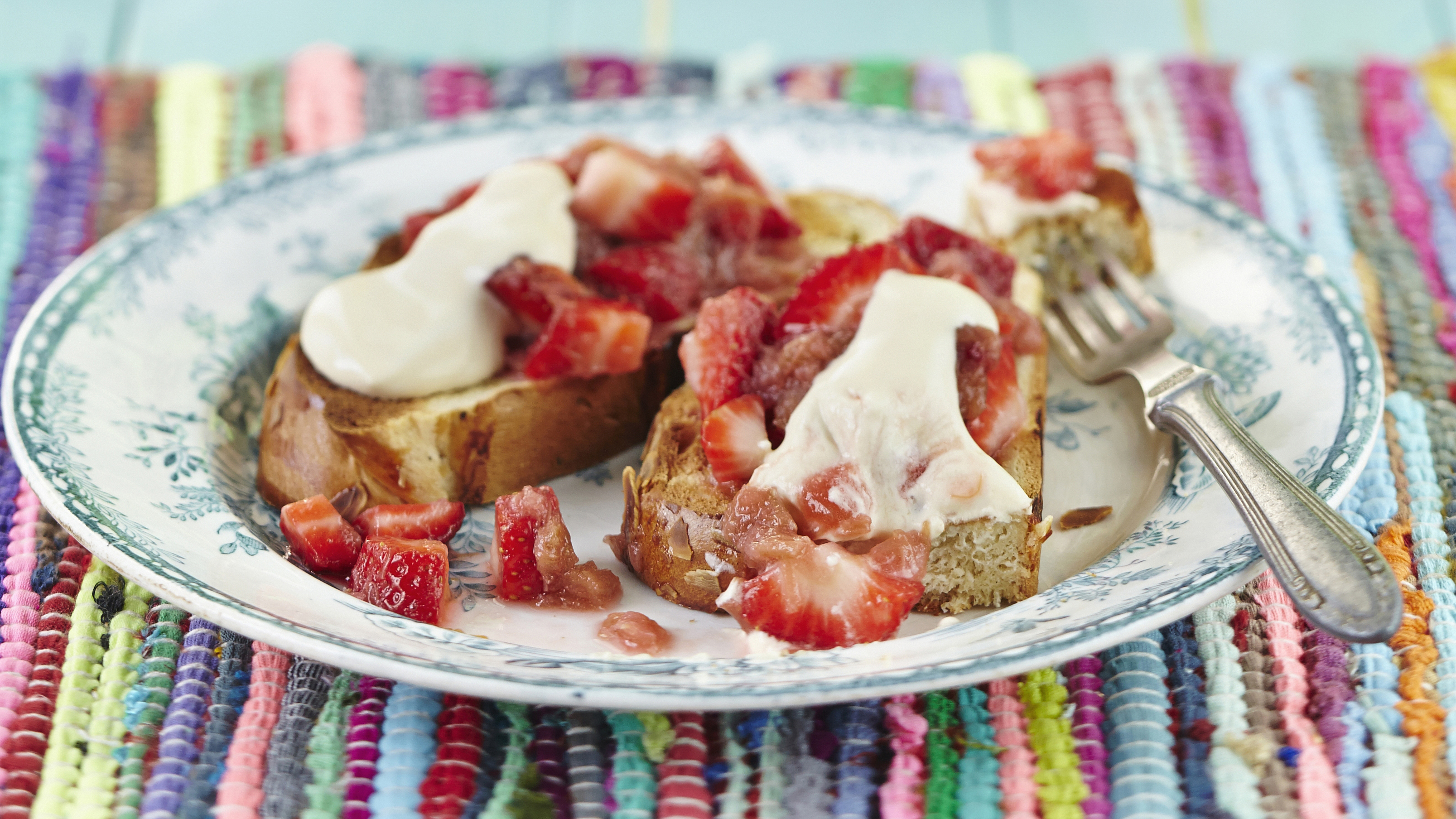 Kinuskiset raparperi-mansikkaritarit