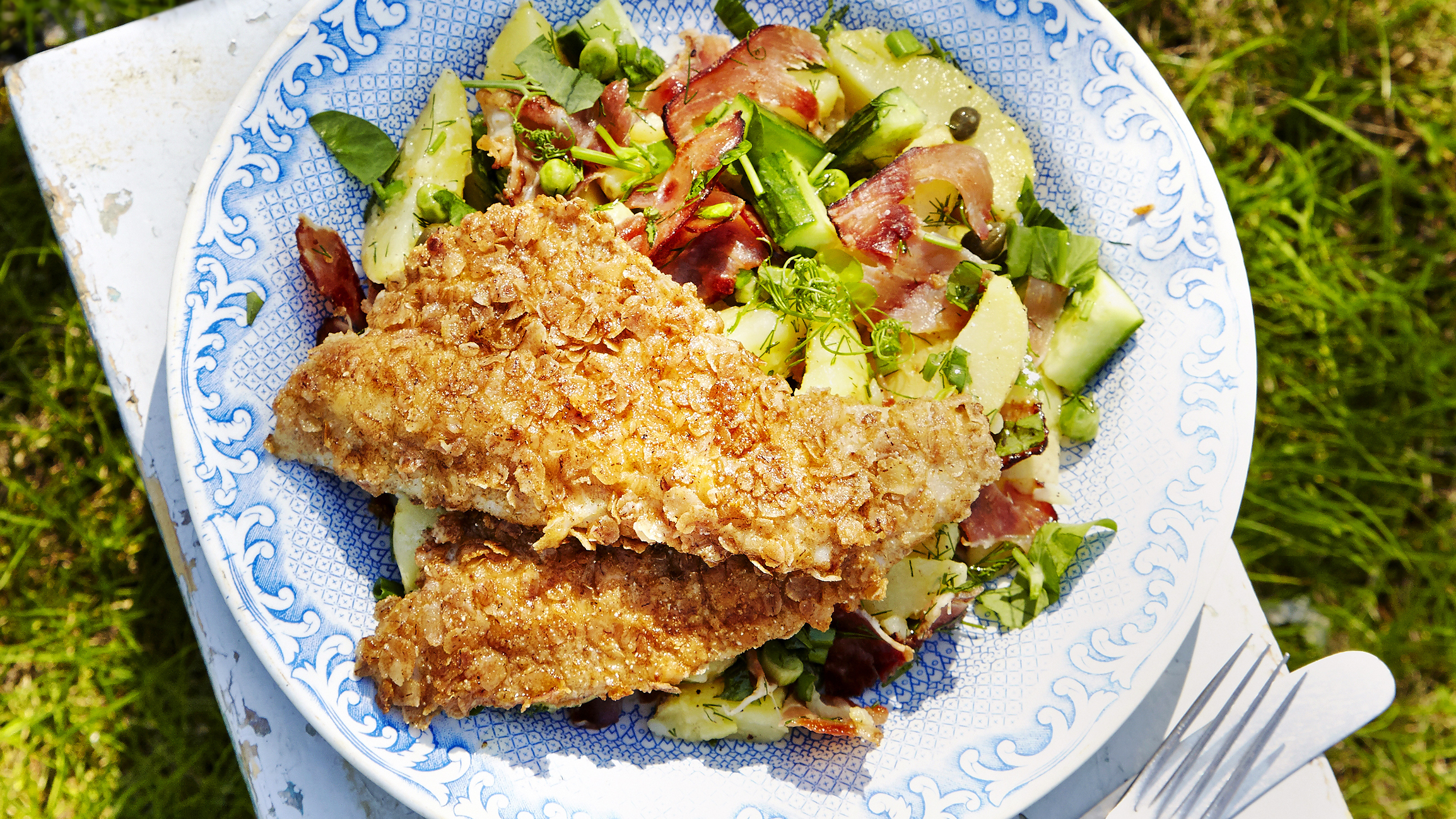 Kesäinen perunasalaatti ja paistetut ruisahvenet