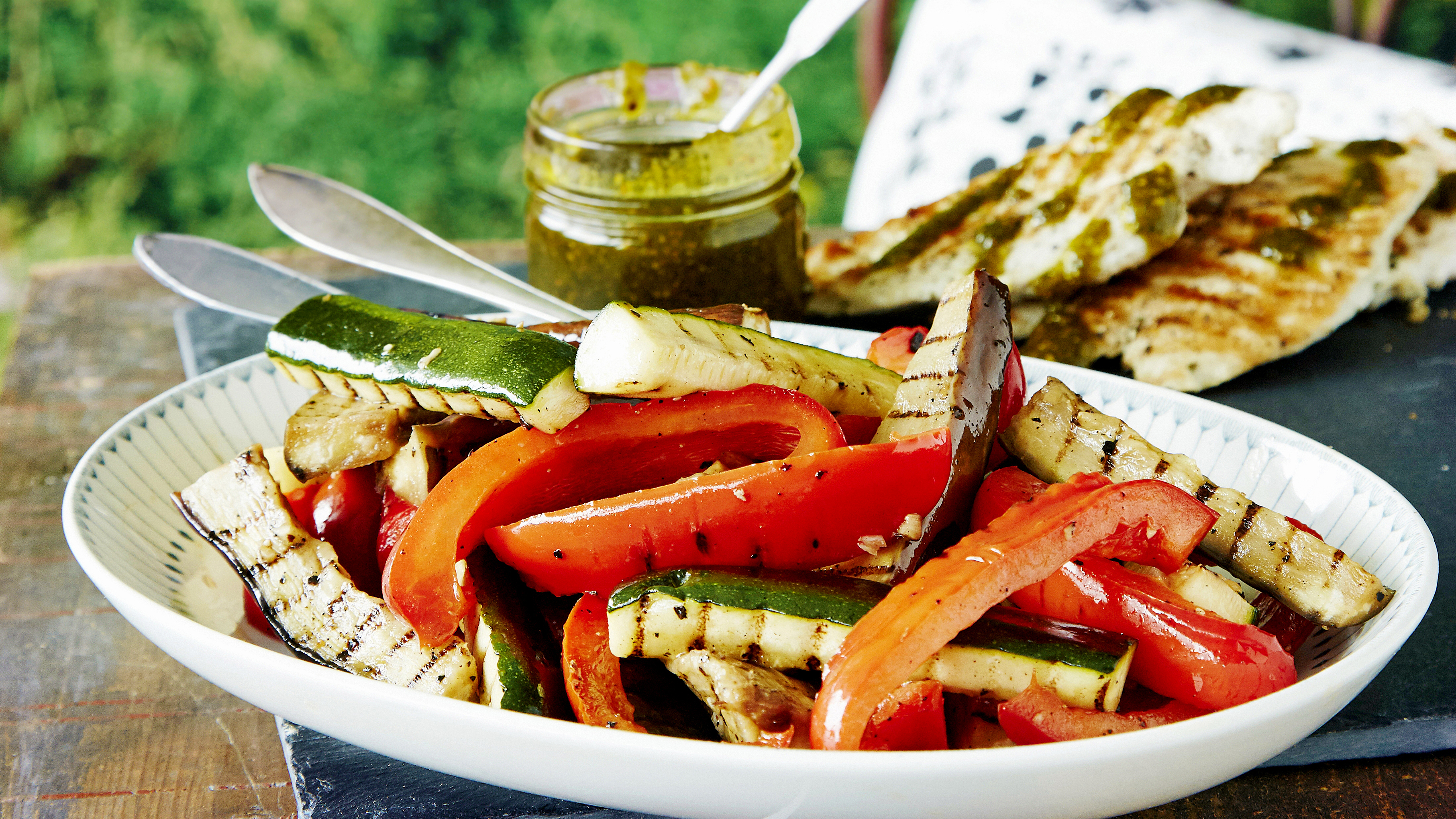 Broileri Pistaasipesto Ja Grillatut Kasvikset Paaruoat Reseptit K Ruoka