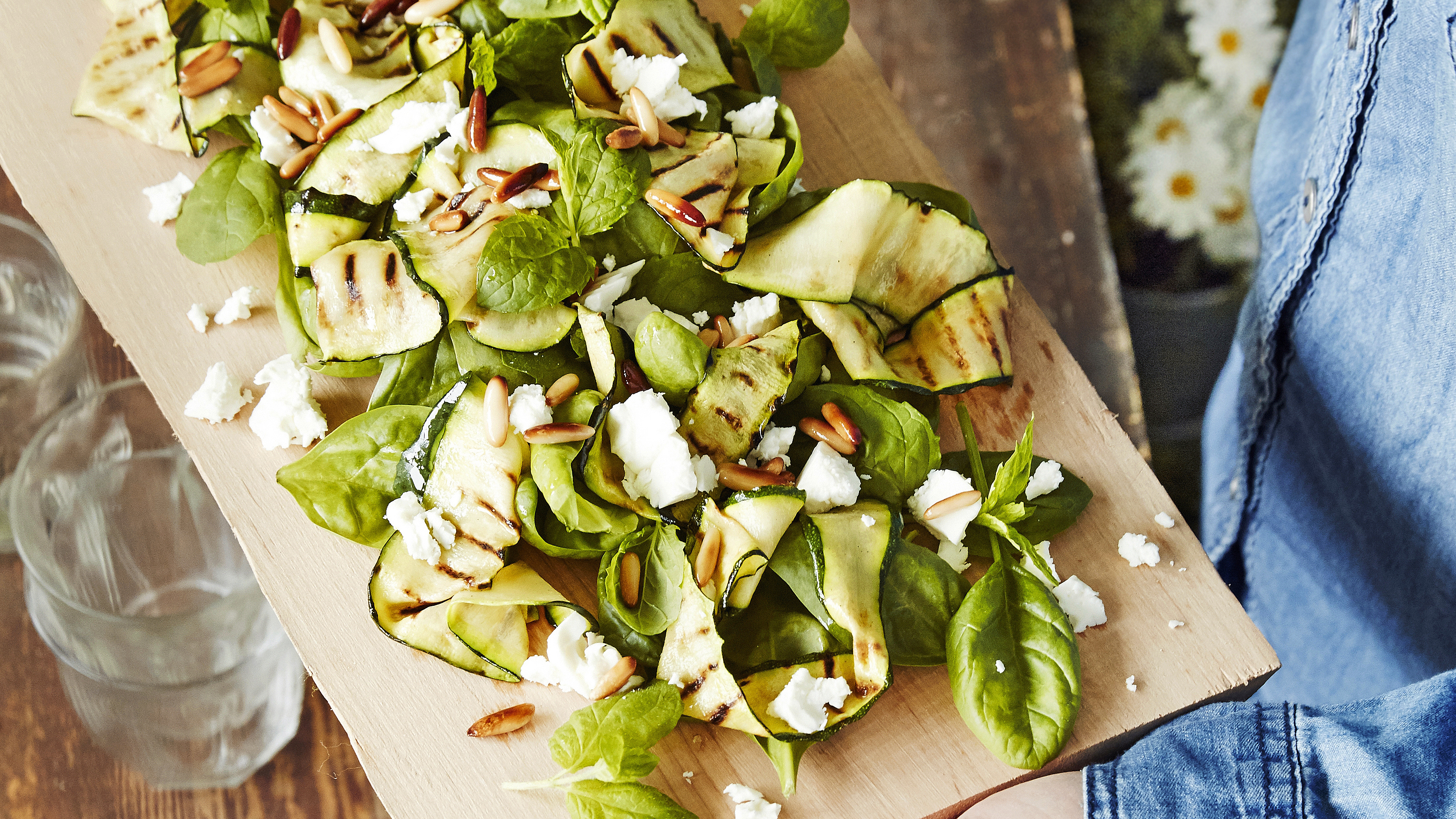 Kesäkurpitsa-fetasalaatti