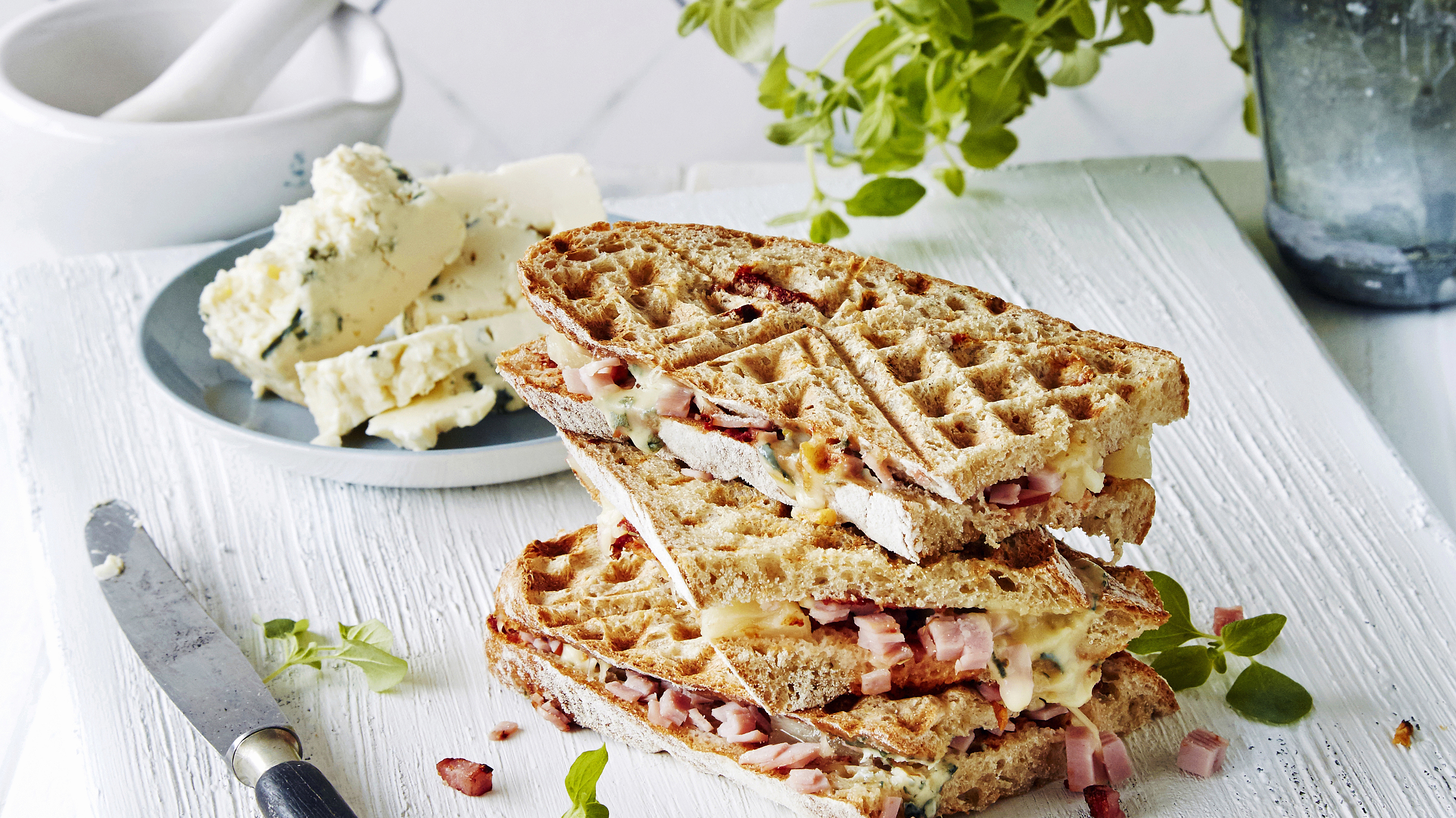 Lämpimät kinkku-sinihomejuustoleivät