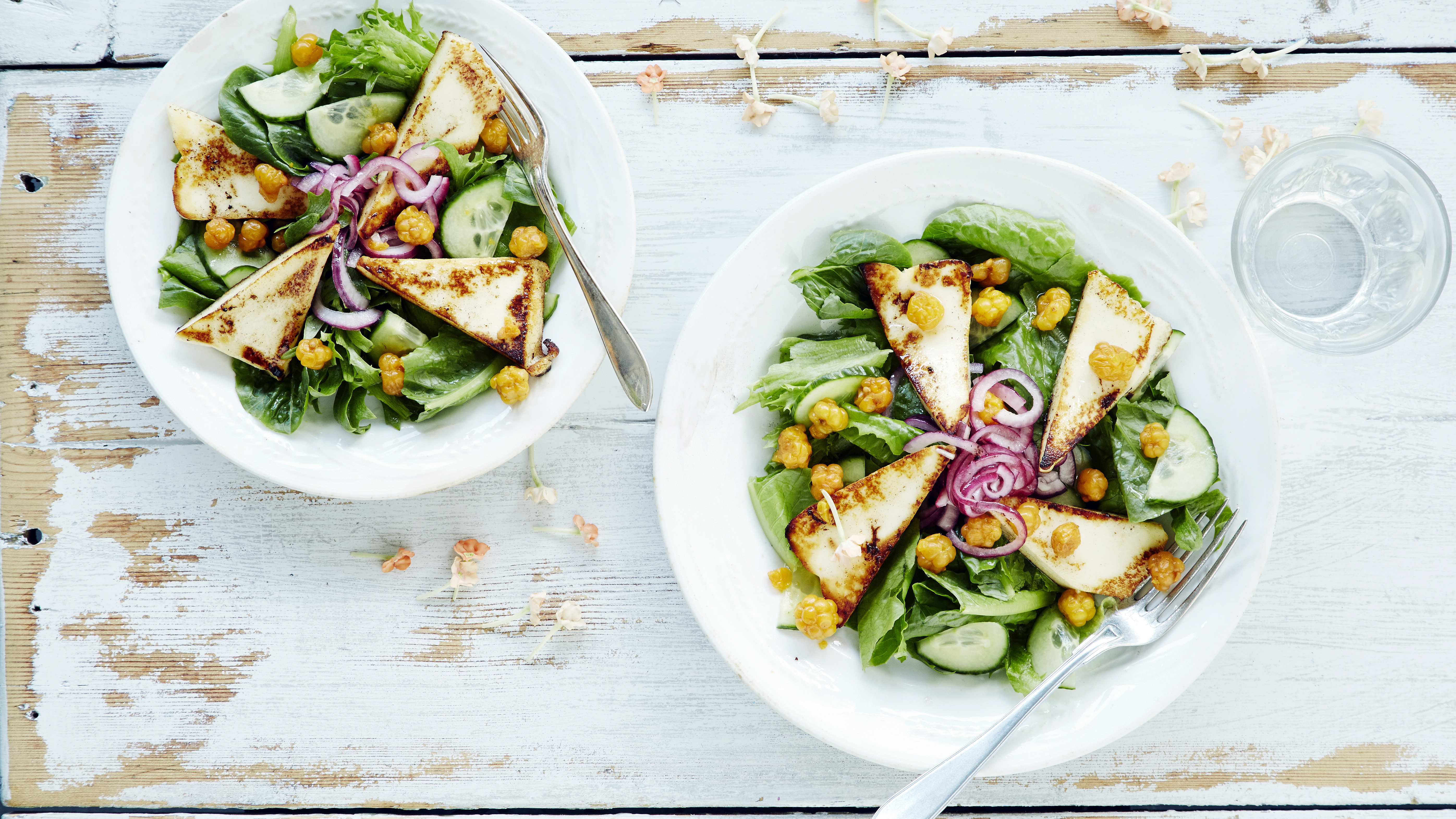 Lakka-grillijuustosalaatti